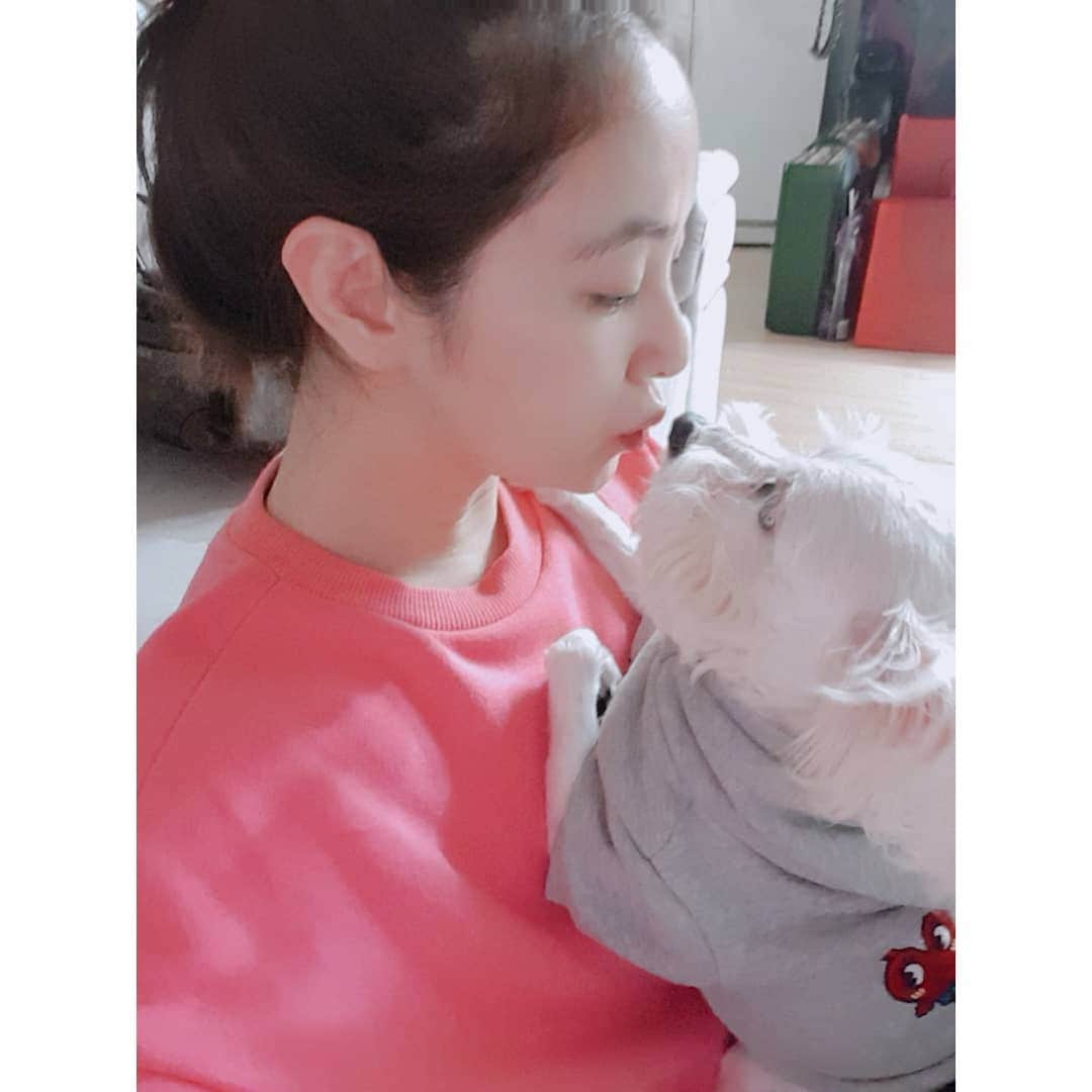 ソン・ウンソさんのインスタグラム写真 - (ソン・ウンソInstagram)「로이뽀뽀♡ 엄마껌딱지로이♡  항상내가있는곳으로와서잔다  #가족#반려견#16년째동거중#내딸#견생#건강하게만자라다오❤️」10月20日 12時44分 - soneunseo85