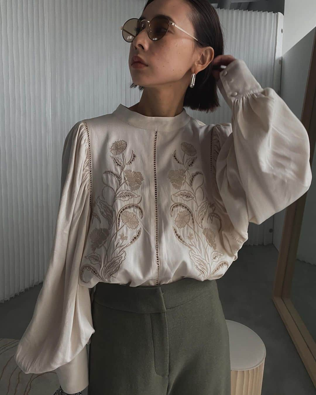 黒石奈央子さんのインスタグラム写真 - (黒石奈央子Instagram)「. . . LADY EDBROIDERY PUFF BLOUSE ¥16500 10/23 SMOOTH FLARED PT ¥17500 10/20 . . 購入したお気に入りの刺繍シャツ。 ウールのフレアパンツは形がめちゃくちゃ綺麗なのだ！ . .  @ameri_shinjuku @amerivintage @ameri_daikanyama @ameri.shinsaibashi #ameri#amerivintage #fashion #vintagefashion #coordinate#ootd#outfit#osanposnap #705_outfit #大人ファッション #大人コーディネート #大人スタイル #modestyle #modefashion#modecasualが」10月20日 12時47分 - blackstone705