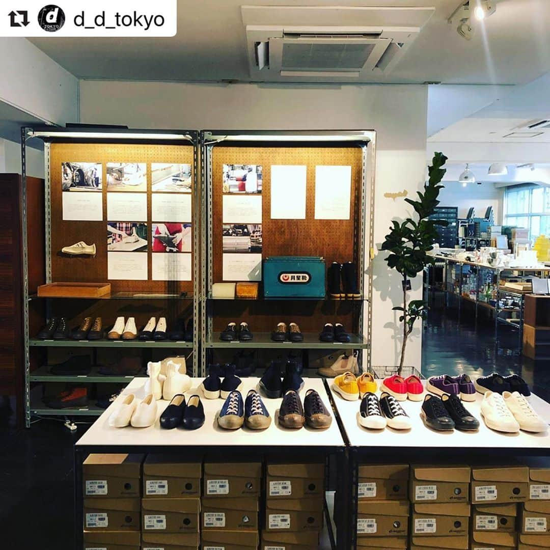 MOONSTARさんのインスタグラム写真 - (MOONSTARInstagram)「D&DEPARTMENT TOKYOにてイベント開催中です！ #Repost @d_d_tokyo  ・・・ ＼今日からスタート！／﻿ ﻿ いよいよ今日から﻿ "MADE IN KURUME"のものづくり ﻿ ムーンスターのスニーカー﻿ が始まりました。﻿ ﻿ ムーンスターの靴の魅力の一つは、創業から140年、地下足袋の生産から始まり多種多様な日本人の為の靴づくりを行ってきたことによる、日本人の足を熟知したものづくりにあります。﻿ ﻿ 履いて歩いてみると分かる、足なじみの良さやフィット感をぜひ店頭で体感してほしいです。﻿今回ご用意した沢山のラインナップを沢山履き比べて、お気に入りの一足を見つけてみてください。皆様のご来店お待ちしております。﻿ ﻿ ラインナップはハッシュタグからチェック👇﻿ ﻿ #moonstarshoes ﻿ #finevulcanized ﻿ #sloth ﻿ #alwsidegoa ﻿ #liteballet﻿ #gymclassic﻿ #alweather﻿ #alweathermt﻿ #mudguard﻿ ﻿ ーーーーーーーーーー﻿ ﻿ 東京店は事前予約制で営業中﻿ ご来店希望の前日18時までにダイレクトメッセージに必要事項をご連絡下さい。﻿ ﻿ 必要事項﻿ お名前フルネーム﻿ お電話﻿ 希望日﻿ 時間　﻿ 人数﻿ ﻿ 【お買い物袋に関するお知らせ】﻿ dでの買い物はすべてリサイクル紙袋またはリサイクルエコバック（1枚500円）でのお渡しとなります。大きなサイズは、リサイクル紙袋が不足しているため有料の紙袋（一枚50円）のご案内となります。収納用品などの大きなお買い物をご予定の場合は、紙袋やエコバックのご持参をおすすめいたします。」10月20日 12時53分 - moonstar_jp