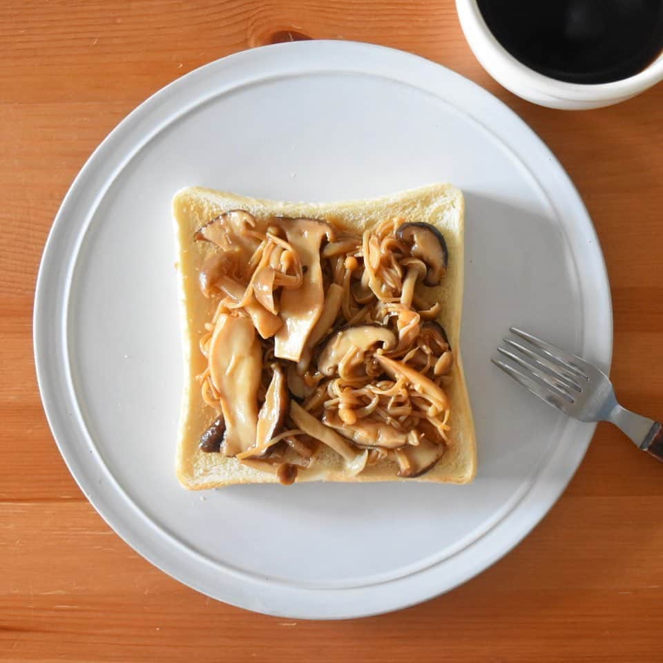 山崎佳のインスタグラム：「Today’s breakfast. きのこ、スーパーでたくさん買うとお得だったから、たっぷり買ってマリネに。地味だけどほんと美味しい。」