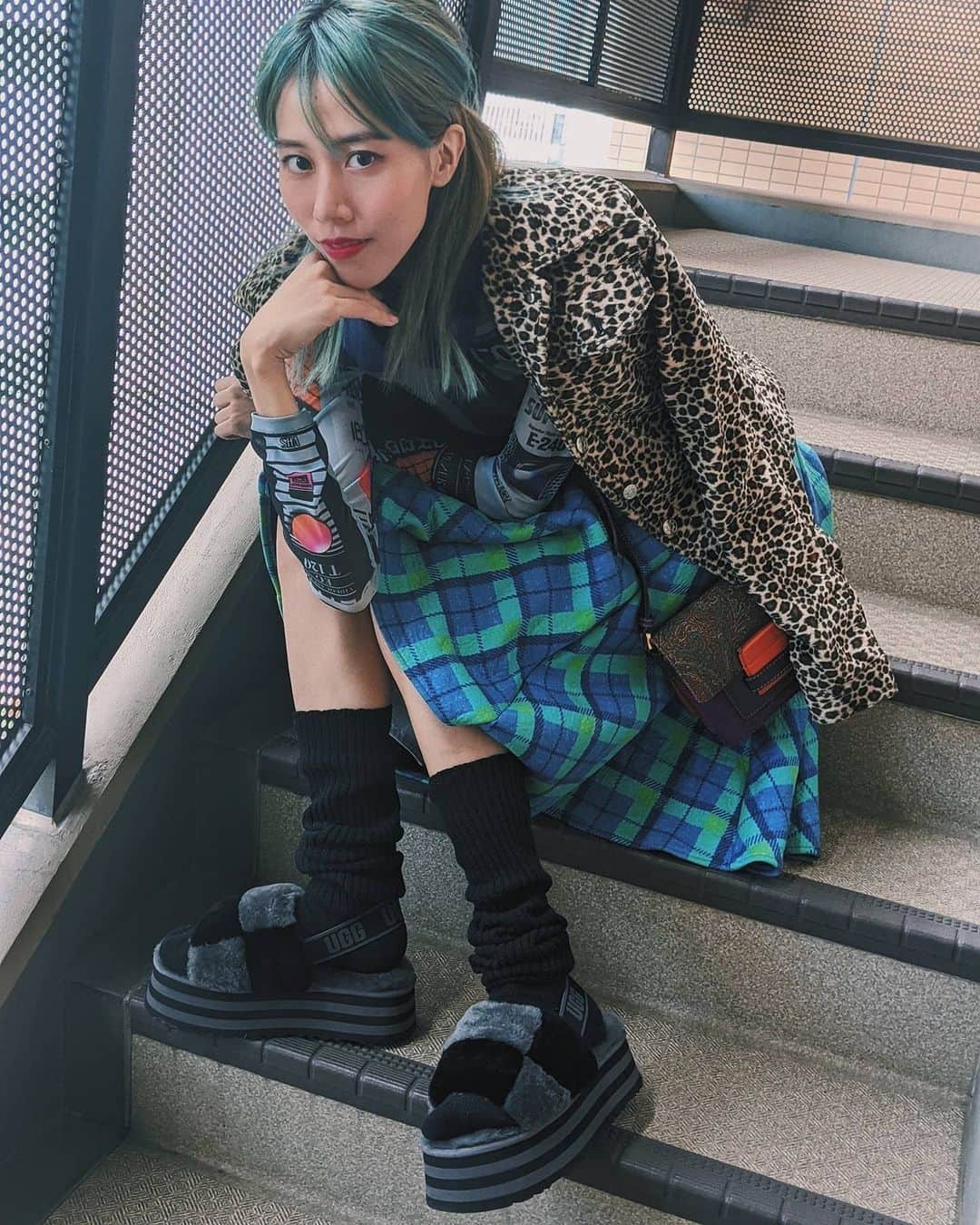 草野絵美のインスタグラム：「#ヒョウ柄 #ルーズソックス #厚底 の冬☃️♨️ 90's Gal ( #Kogyaru )style is my fashion inspiration for this AW2020. #uggサンダル ふわふわ Thanks for the fluffy gift @uggjapan 🤍🖤🤍　#fluffy #discocheckerslide」