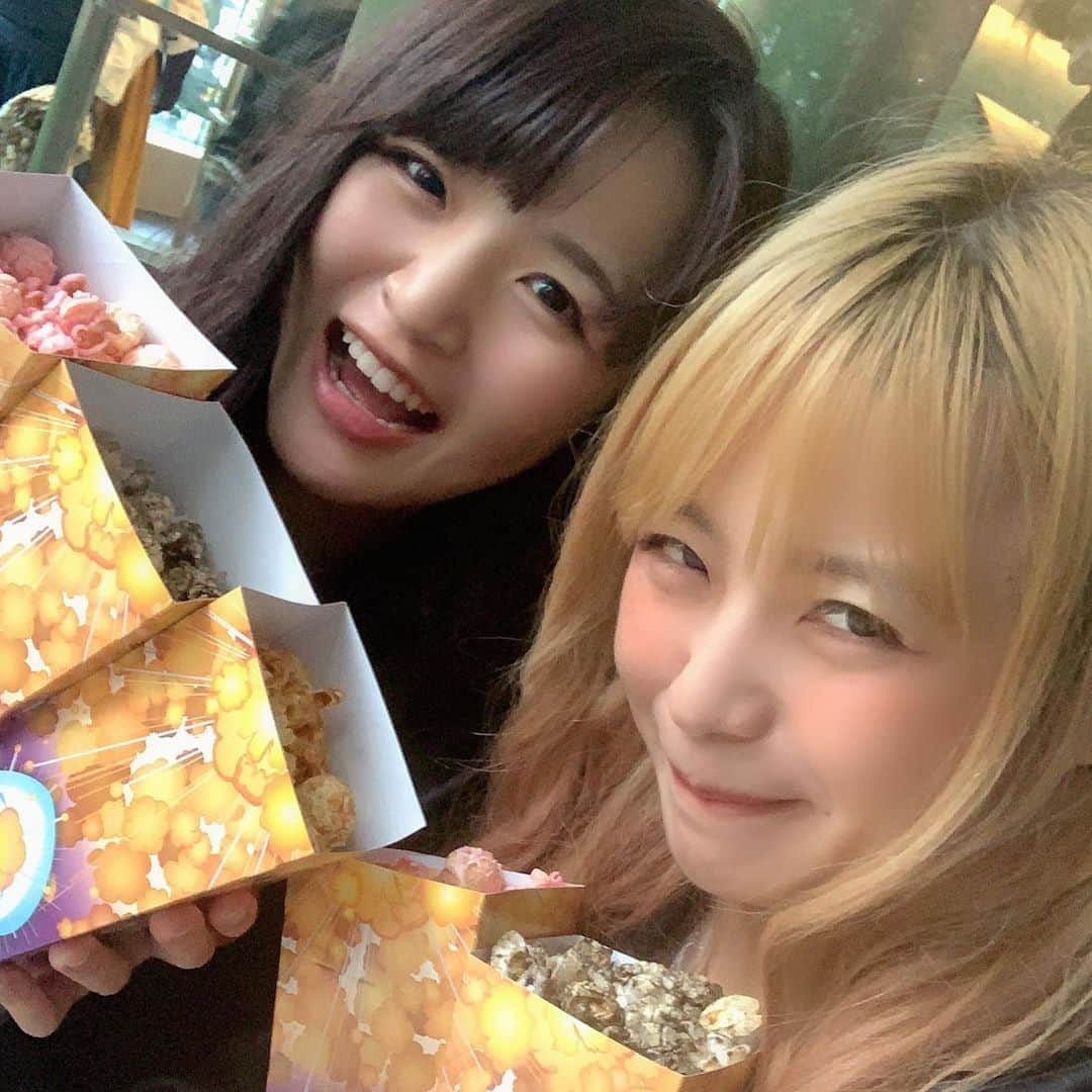 藤原亜紀乃さんのインスタグラム写真 - (藤原亜紀乃Instagram)「初！新エリア！ 行ってきましたー❤ 昨日は、、、、、  妹とたまたま同じ電車になる ↓ イクスピアリでご飯たべる ↓ グッズ買いに行く ↓ ピックポップいく ↓ ポップコーン5個買う ↓ ポップコーンたべる ↓ ロッカーに荷物おく ↓ グッズ買いに行く ↓ メリーポピンズ発見してみつめる ↓ 美女と野獣抽選する ↓ あたる❤❤❤ ↓ 美女と野獣乗る ↓ 夕飯たべる ↓ グッズ見に行く ↓ グッズかう  とゆー乗り物には1個しかのらず、食ってグッズ食ってグッズ の我が姉妹たちらしいディズニーでした❤❤  #美女と野獣 #新エリア #ランド #陸 #ディズニーランド」10月20日 13時00分 - akitknn1023