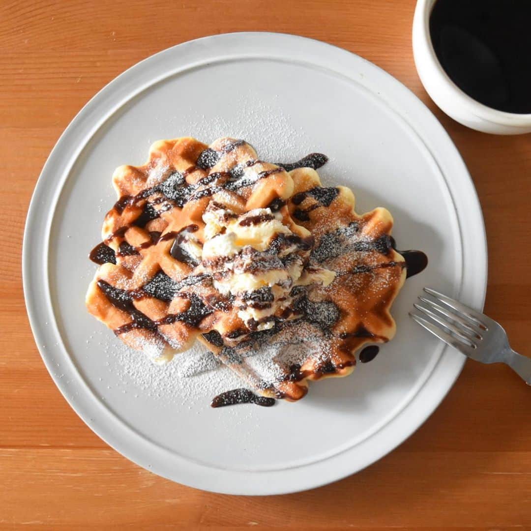 山崎佳のインスタグラム：「Yesterday’s breakfast. 昨日は夜までバタバタしてそのまま子どもと寝落ちしちゃったけど、朝ごはんは週末に焼いたベルギーワッフル、アイスのせ。 うちではドライイーストは積極的に使っていかないとなかなか減らないので、色々作ってこ。」