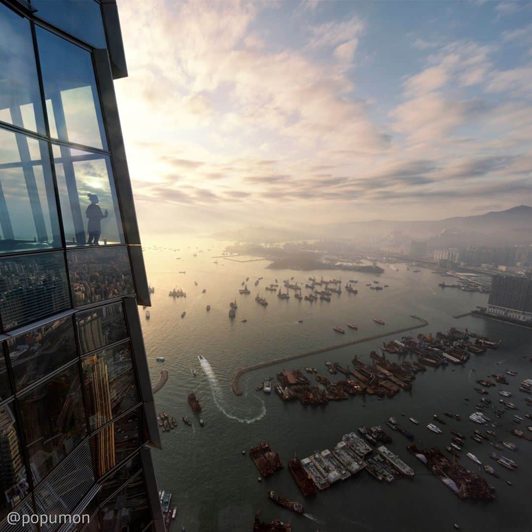 Discover Hong Kongさんのインスタグラム写真 - (Discover Hong KongInstagram)「The view from Hong Kong's tallest building is so breathtaking!  從環球貿易廣場望出去，無敵維港景一覽無遺！  #DiscoverHongKong」10月20日 13時00分 - discoverhongkong