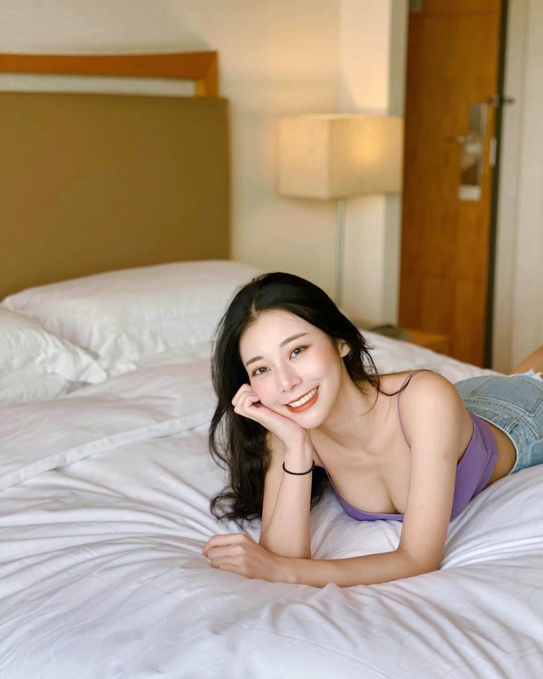 張香香のインスタグラム：「最近的新興趣是和朋友揪一起在家玩劇本殺😳 目前玩三次裡兩次我都是兇手😂(都沒被抓到厲害吧😏  不得不說 自從今年夏天莫名奇妙變成凹豆咖後 現在當回宅女耍廢時雖然還是很開心 但還真的偶爾會小懷念出去玩的感覺😳」