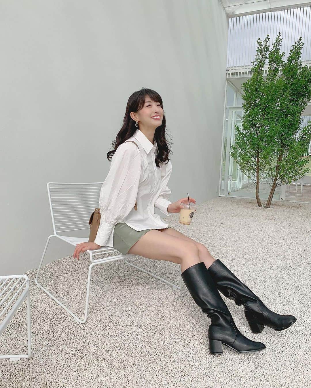 のインスタグラム：「お台場に新しくできた『#Artbycafe』🤍 白を基調とした店内、というよりもはや建物全体がおしゃれなカフェでした🤍🌳 . . #odaiba #tokyo #odaibatokyo #odaibacafe #tokyocafe #お台場 #お台場カフェ #東京テレポート #tokyoteleport #artbytokyo #cafestagram #カフェスタグラム #カフェ巡り #カフェラテ #キャラメルラテ」