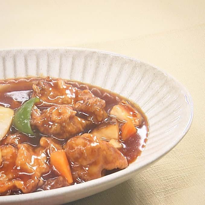 のインスタグラム：「とろとろジューシー！ ザンギの甘酢あんかけ🐓🥕 波多野アナ🔰がつくっちゃいました🍽 きょうの「家事チャレ」で🙋‍♀️ #今日ドキッ #家事チャレ #初心者料理 #ザンギ #あんかけ #布袋 #お惣菜 #リメイク #波多野裕太」