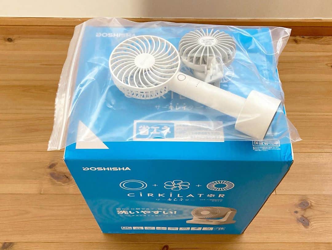 aco.さんのインスタグラム写真 - (aco.Instagram)「2020.10.20  先日、やっと#扇風機 をしまいました。  @kagi.__ kagiちゃんが 同じ#IKEA の#SKUBB に寝具を収納していて、 そこにまたもや同じ#無印 の扇風機を 一緒に入れ込んでいるのを見て 目から鱗でした！  我が家は同じ扇風機が2台、 無印の扇風機の箱はスッキリ見た目もいいので 買った時のまましまっていたけど やっぱり出し入れがちょっと億劫でした。  夏物の寝具と一緒にしまえば 一緒に出せるもんね〜！  #ラベリング も中身が季節によって変わるので マスキングテープで貼る、というのも またもや目から鱗ー👀✨✨  今までクリップでラベリングしていたけど 結局中身が微妙に変わっていたりして 複雑な心境でした😂  すぐに真似してみたくなり 後回しになっていた 扇風機の片付けに取り掛かれました。  やってみたい収納方法や模様替えがあると やっぱり捗る✨ . . . 我が家では冬場は出番のなさそうなサーキュレーター （冬場はリビングのシーリングファンで事足りそう） の箱に ハンディファンも一緒に入れて、そちらもしまいました。 . . . 扇風機の箱を手放せた事で かなりスペースにゆとりが出来ました。  来年は、今までより気軽に 扇風機を出せそうです☺️ . . . ちなみに収納ケースの隅に入れ込まれた 水色のタオルケットは 息子が保育所の時にお昼寝に使っていた物。  何だか捨てられないやつ〜♡ （息子が嘔吐した時に 　敷いて寝るくらいしか使わないけど🤣💦） . . . . . 愛用している#収納ケース、 IKEAのSKUBBは @aco.chaaaaan の楽天roomに載せてます🙌 . . . #aco整理収納 .」10月20日 13時11分 - aco.chaaaaan
