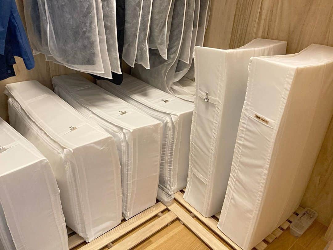 aco.さんのインスタグラム写真 - (aco.Instagram)「2020.10.20  先日、やっと#扇風機 をしまいました。  @kagi.__ kagiちゃんが 同じ#IKEA の#SKUBB に寝具を収納していて、 そこにまたもや同じ#無印 の扇風機を 一緒に入れ込んでいるのを見て 目から鱗でした！  我が家は同じ扇風機が2台、 無印の扇風機の箱はスッキリ見た目もいいので 買った時のまましまっていたけど やっぱり出し入れがちょっと億劫でした。  夏物の寝具と一緒にしまえば 一緒に出せるもんね〜！  #ラベリング も中身が季節によって変わるので マスキングテープで貼る、というのも またもや目から鱗ー👀✨✨  今までクリップでラベリングしていたけど 結局中身が微妙に変わっていたりして 複雑な心境でした😂  すぐに真似してみたくなり 後回しになっていた 扇風機の片付けに取り掛かれました。  やってみたい収納方法や模様替えがあると やっぱり捗る✨ . . . 我が家では冬場は出番のなさそうなサーキュレーター （冬場はリビングのシーリングファンで事足りそう） の箱に ハンディファンも一緒に入れて、そちらもしまいました。 . . . 扇風機の箱を手放せた事で かなりスペースにゆとりが出来ました。  来年は、今までより気軽に 扇風機を出せそうです☺️ . . . ちなみに収納ケースの隅に入れ込まれた 水色のタオルケットは 息子が保育所の時にお昼寝に使っていた物。  何だか捨てられないやつ〜♡ （息子が嘔吐した時に 　敷いて寝るくらいしか使わないけど🤣💦） . . . . . 愛用している#収納ケース、 IKEAのSKUBBは @aco.chaaaaan の楽天roomに載せてます🙌 . . . #aco整理収納 .」10月20日 13時11分 - aco.chaaaaan