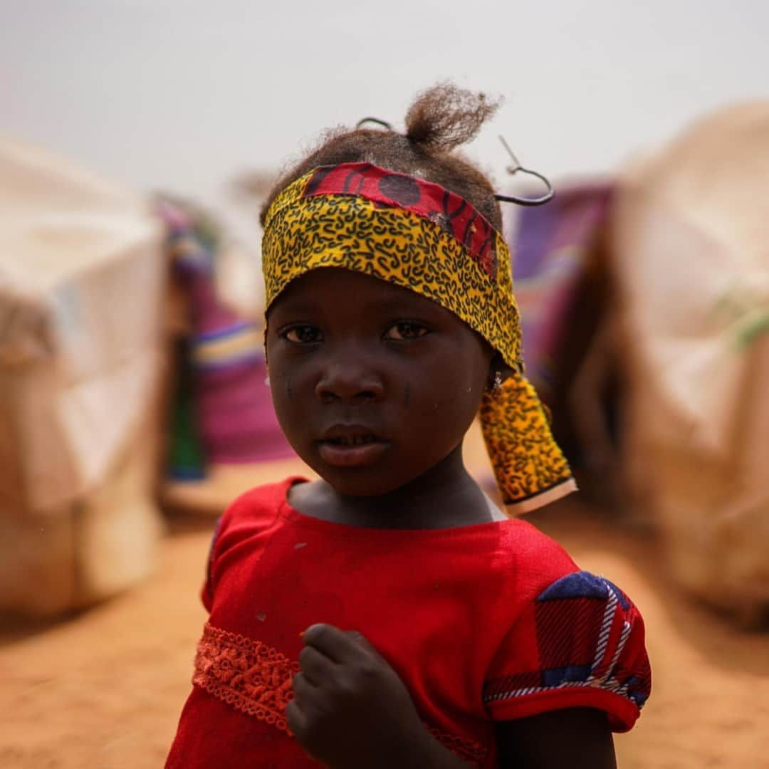 unicefさんのインスタグラム写真 - (unicefInstagram)「This little girl lives in a UNICEF-supported camp in Niger after her family fled escalating violence in neighbouring Burkina Faso. She's one of 7.2 million children who need humanitarian assistance across Central Sahel. As families in Mali, Niger and Burkina Faso navigate the double threat of COVID-19 and conflict, UNICEF is calling on governments to urgently scale up support.  #ChildrenUnderAttack #SahelNow © UNICEF/UNI331373/Haro」10月20日 13時15分 - unicef