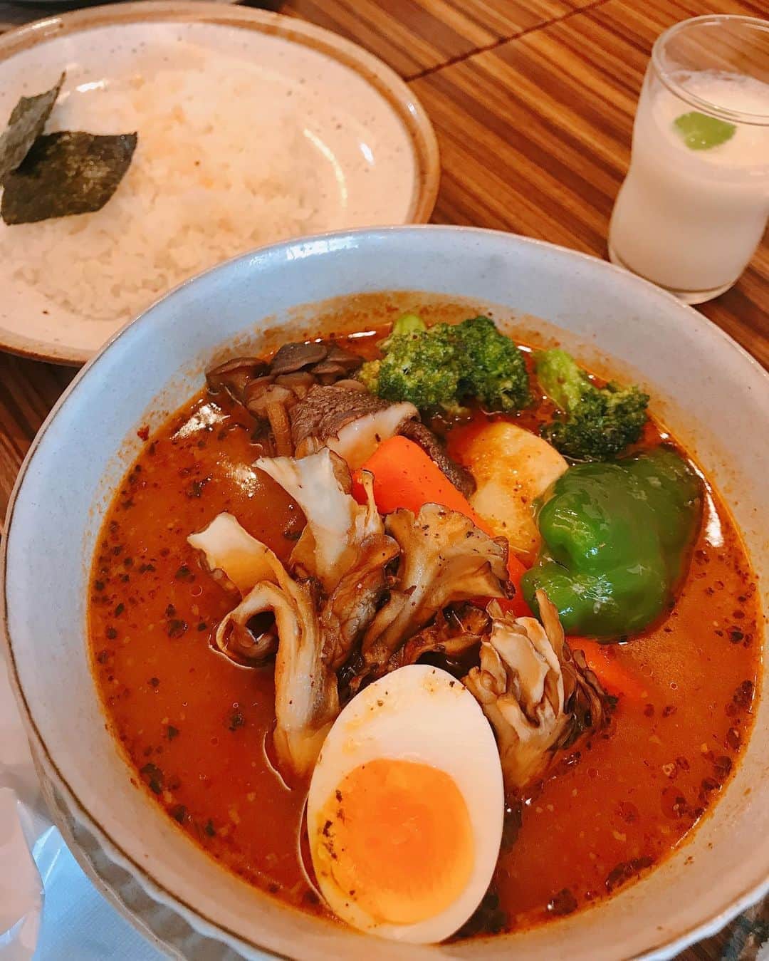 のインスタグラム：「・ 今日は朝早くから撮影🥰☀️ お昼のスープカレーに入ってた舞茸… すっごく美味でした🌈✨🥺 ・ ・ ・  #カレー #スープカレー #🍛 #舞茸 #しいたけ #エリンギ #curry #curryrice  #currystagram  #ラッシー #撮影」
