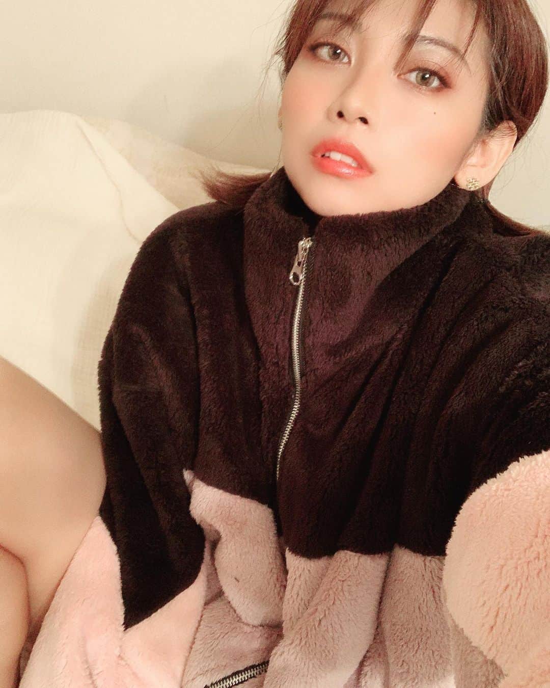 のインスタグラム：「ゆんころちゃんが着てたもこもこオーバサイズの服げと＼＼\\٩( 'ω' )و //／／ めちゃくちゃ着心地いいいいい🤯❣️❣️❣️  髪伸びてきてツインテ😈  今日はアトリエに7時間篭って日本画描きます(｡･ω･｡)ﾉ  #ゆんころ  #ゆんころちゃん  #ファッション #もこもこ  #fashion  #日本画 #アトリエ」
