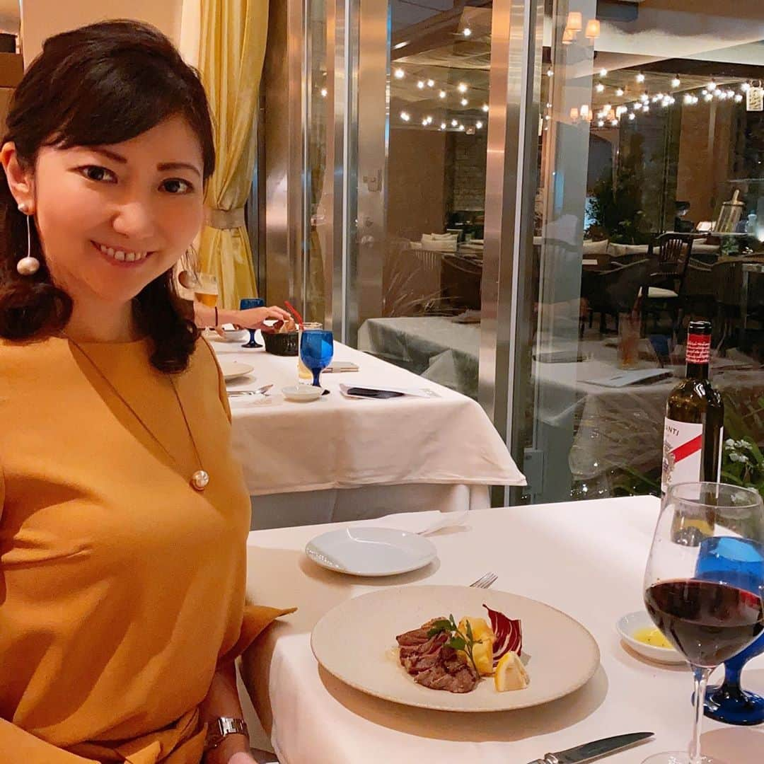 小林佳果のインスタグラム：「久しぶりに、 妹とイタリアン。  コースでいただくなんて、 今年初めてなんじゃないかな。  ずっとおうちご飯していたけど、 こういうのもたまにはいいね。  #フォアグラのリゾット #手長海老のパスタ　 #牛肉のタリアータ #gotoeat」