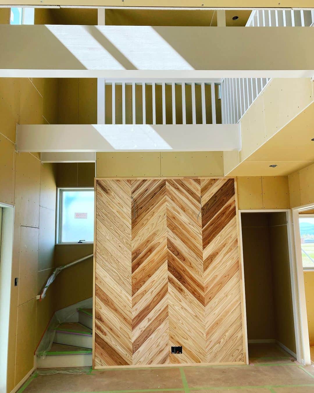 日大建築のインスタグラム：「サーファーズハウス、仕上中🏄‍♂️ #日大建築#カリフォルニアスタイル #サーファーズハウス新築#注文住宅#宮崎市#モダン#オシャレ#ビーチ#海#surf #ハワイ#アメリカン#大工#建築#設計#ウッドスタイル#中古住宅#リフォーム#リノベーション#カバードポーチ#ウッドデッキ#ヘリンボーン#マイホーム#家造り」
