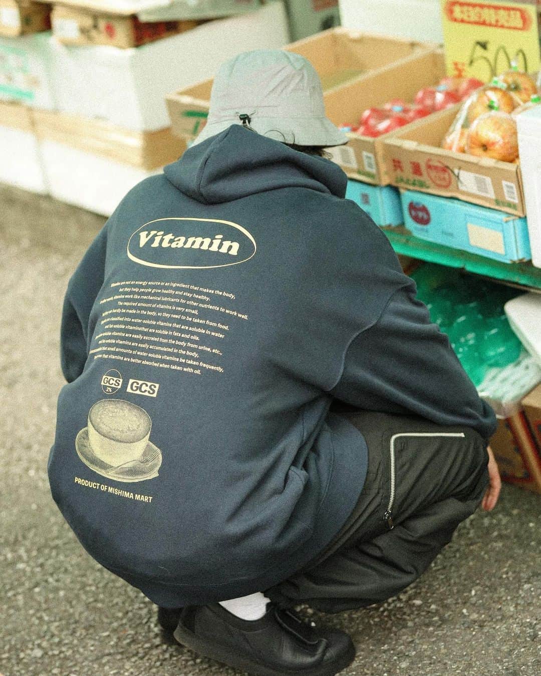 のインスタグラム：「〈 #JSでしか買えないモノ〉 の中でも、﻿人気の『MISHIMA MART』を徹底解剖！﻿ 映像と併せ、ブランドの世界観を、ぜひご覧下さい！﻿ ﻿ SKINが手掛ける架空のスーパーマーケット。﻿ 365日休まずどこかでやっている、﻿ とても良いスーパーマーケットがオープンしました。﻿ ﻿ MISHIMA MARTで販売しているオリジナルグッズとして、今回はクルーネックスウェットとパーカーをご用意。﻿ ﻿ バックプリントに、原料と効能の説明が書かれている﻿ サプリメントシリーズや、お客様に感謝を綴ったデザイン等、ブランドらしいユニークな内容となっております。﻿ ﻿ ■【Mishima Mart 】supple スウェットクルーネック﻿ NO.20070600981030﻿ ¥6,000+TAX ﻿ ■【Mishima Mart 】 SUPER WELCOME スウェット﻿ NO.20070600983030﻿ ¥6,000+TAX ﻿ ■【Mishima Mart 】supple スウェットパーカー﻿ NO.20070600982030﻿ ¥7,000+TAX ﻿ ﻿ 【入荷店】﻿ JOURNAL STANDARD Men's 店舗﻿ ベイクルーズストア﻿ ※商品のお問い合わせに関しましては、﻿ お近くの展開店舗までお申し付けくださいませ。﻿ ﻿ -------------------------------﻿ ﻿ 【Follow Me !!!】﻿ JOURNAL STANDARD 一部店舗にて﻿ オフィシャルinstagram 日々更新中‼︎﻿ ﻿ -------------------------------﻿ ﻿ @mishimamrtampm3﻿ @skinwrapsaroundtheworld﻿ @harmony_genztyer ﻿ @baycrews﻿ ﻿ #journalstandard﻿ #baycrews﻿ #fashion﻿ #20aw﻿ #mens ﻿ #ジャーナルスタンダード﻿ #ベイクルーズ﻿ #スウェット ﻿ #SWEAT﻿ #PARKA﻿ #パーカー﻿ #mishimamart﻿ #三島マート﻿ #ミシママート」
