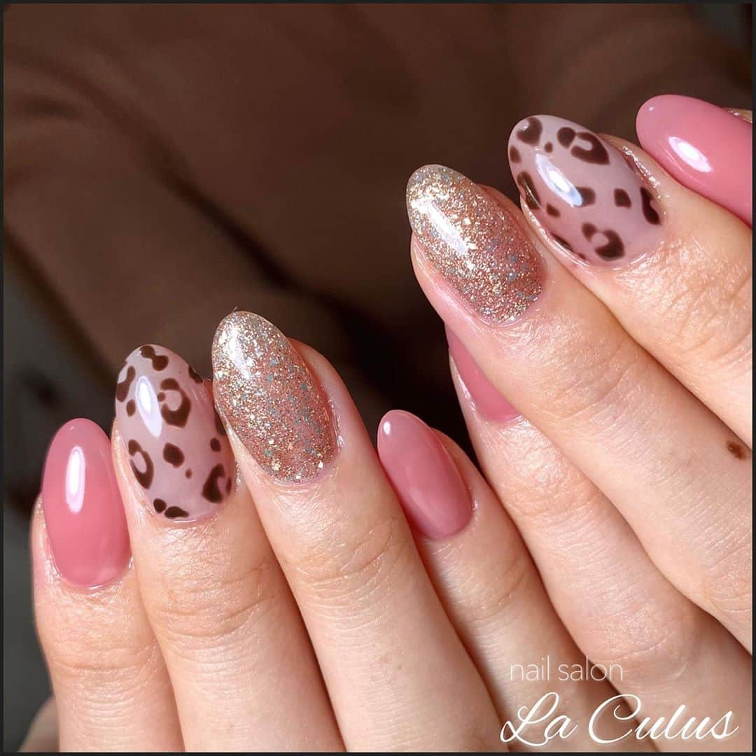 Mihoさんのインスタグラム写真 - (MihoInstagram)「nails. . . レオパードがやりたくなる季節🐆💕💕 . . ◆オフ込み1.5時間 ◆丁寧ケア付き ◆1ヶ月以内のご来店で¥500-引き (キャンペーンデザインは適用外) . . . 🔸　#ルビケイト導入サロン　🔸 カビ・菌から塗り爪を守り、グリーンネイル(バクテリアルネイル)の予防ができる、ルビケイト🦠🤛✨ 追加料金無しで、全てのお客様に使用しております♡ 繰り返しグリーンネイルになってしまう方や、"グリーンネイル"と言われ他店で施術を断られてしまった方も施術が可能です💅 お悩みの方は、一度ご相談ください🧡  #laculus #お客様ネイル  #フィルインサロン　#レオパード  . #ネイル #ジェル #ジェルネイル #ネイルアート #ネイルサロン #ネイルデザイン #三宮フィルイン #秋ネイル  #グリーンネイル対策#ネイルチップ #フィルイン#グリーンネイル #神戸 #三宮 #神戸元町 #大阪 #神戸ネイル #神戸ネイルサロン #三宮ネイルサロン #三宮ネイル . #nail #nails #nailart #beauty #kawaii」10月20日 13時32分 - la.source_nail