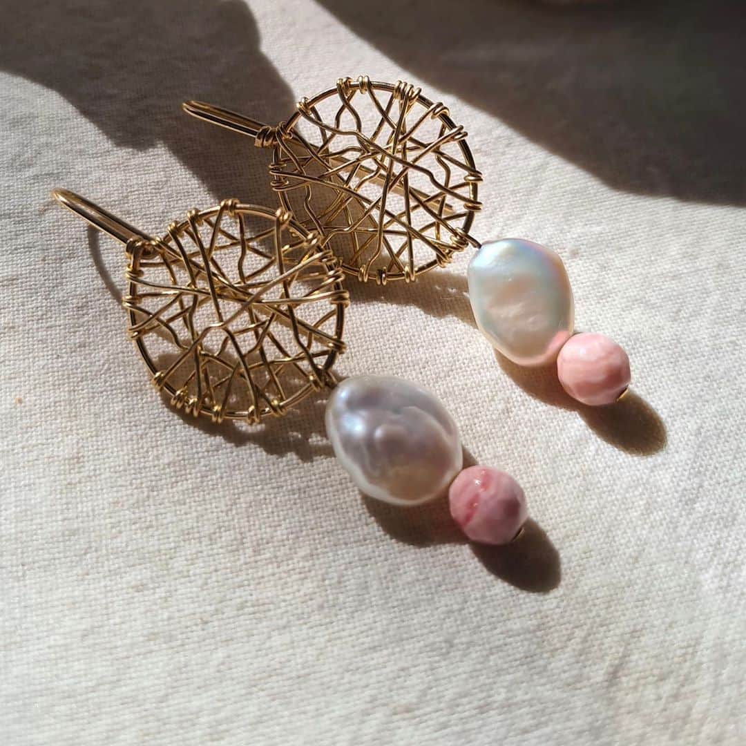 カレンウォーカーのインスタグラム：「KAREN WALKER MAKERS // Local jeweller Vania Truchsess @vania.co.nz has handmade this beautiful collection for us here in Auckland using baroque freshwater pearls, earthy tones of rhodochrosite and traditional handcraft techniques. The bracelets and necklaces feature 14ct gold-filled extension chains for easy layering with your favourite Karen Walker pieces.」