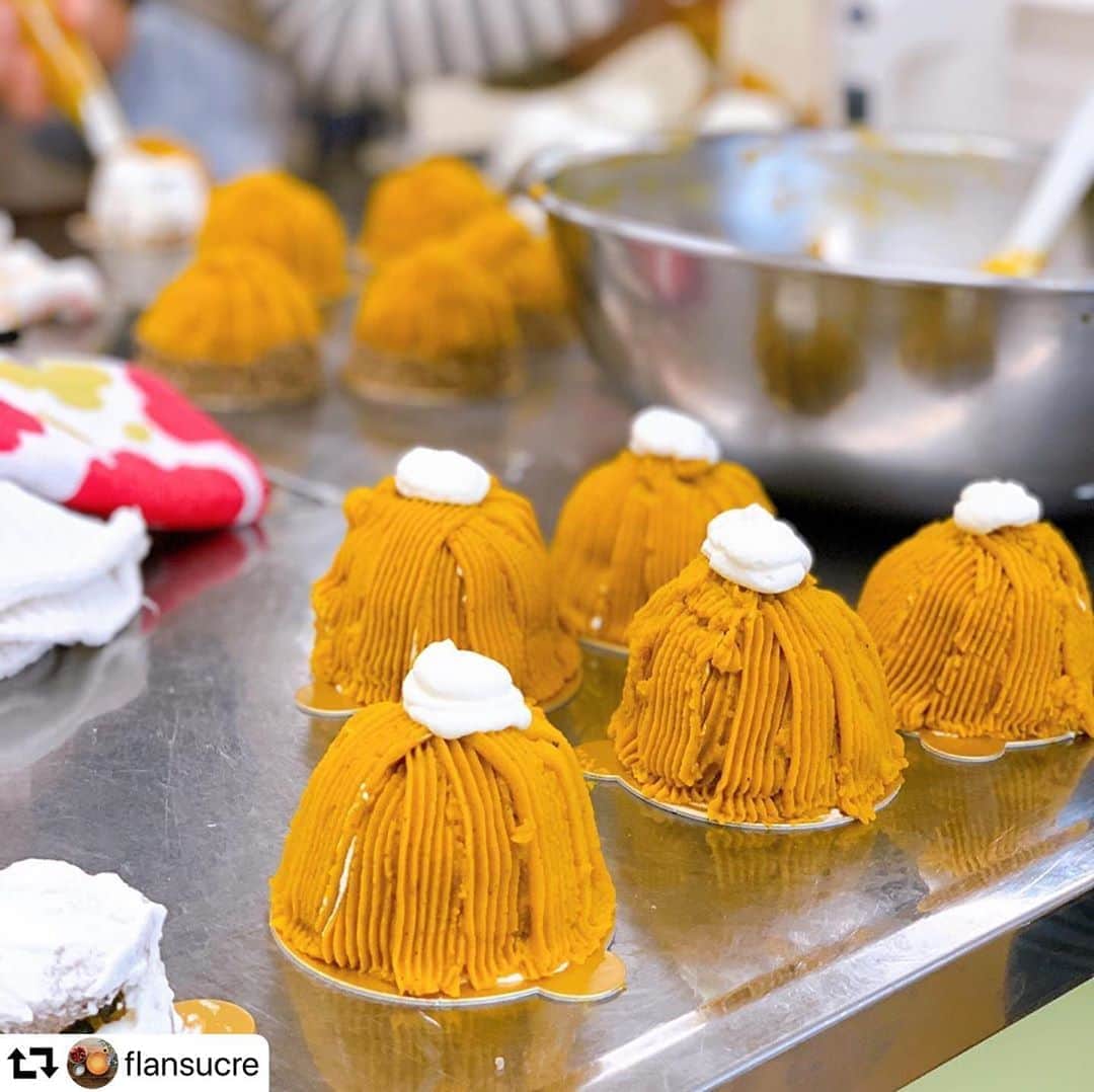 クスパさんのインスタグラム写真 - (クスパInstagram)「#repost @flansucre ・・・ 2020.10.20.秋晴れ ・ ・ 公民館でのお菓子教室 ・ カボチャ🎃のモンブラン ・ 絞りにてんやわんやしましたが、皆さん集中して仕上げて下さいました。 ありがとうございました♡ ・ ・ ・ #cake #お菓子教室#かぼちゃ #かぼちゃスイーツ #モンブラン#tomiz #tomizフォト #富澤商店#パティシエカメラ部#フーディーズテーブル#クスパ#千葉#船橋#手作りお菓子 #手作りケーキ」10月20日 13時33分 - cookingschoolpark