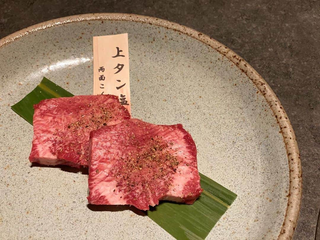 クロさんのインスタグラム写真 - (クロInstagram)「先日の幸せ時間🤤🥓﻿ ﻿ 📍焼肉膳所龍土町匠@六本木﻿ @ryudochotakumi.roppongi﻿ ﻿ 六本木駅より徒歩すぐ。﻿ 飲食店が入っていなさそうなビルなので少し分かりにくいんだけど、中へ入ると黒を基調としたシックな空間が広がっておりました〜🥺﻿ ほぼ全席高い仕切りで囲われているので、他の席を気にすることなく全力でお肉と向き合うことの出来る空間🐃💕💕﻿ ナムルから始まり、サラダ、ユッケ、肉刺し… もうこの焼きに入っていない時点でこのお店半端ない！！って分かるレベルのおいしさ🤤🤤﻿ 生のお肉を1万円のコースで2種類楽しめるの本当に嬉しすぎる👏🏽👏🏽﻿ ﻿ もちろんその後にやってくるお肉たちはどれも100点満点の美味しさで焼き方、秒数も一つ一つ丁寧に書いていてくれるのでその通りに焼いたらとっても美味しい…。﻿ ﻿ 「こんな良いお店こんなところにあったんだ！！」﻿ と味も、お肉の柔らかさも、コスパも◎◎﻿ 最後の分厚いヒレも、その厚さから想像のできないふわふわ加減で本当に幸せだった！﻿ ﻿ 〆も、デザートももちろん最高級を味わいました！！！﻿ ボリュームもたっぷり、大大大満足な焼肉でございました😭🙏🏽﻿ ここはまた絶対いくーーーー！！！！！﻿ ﻿ ■キムチとナムルの盛り合わせ ■グリーンサラダ ■牛肉のお刺身 ■ユッケ ■牛タン ■赤身2種の焼肉 ■霜降り3種の焼肉 ■シマチョウ ■牛ヒレ肉 ■お食事 　・ユッケジャンクッパ 　・クッパ 　・ビビンバ 　・匠の冷麺 　・牛筋カレー ﻿ ■デザート ﻿ ¥10,000 ﻿ #焼肉膳所龍土町匠 #六本木焼肉 #知床牛 #六本木焼肉 #焼肉ディナー #クロリサ的ディナー #焼肉ラバー #焼肉大好き #pr #トリドリベース」10月20日 13時46分 - kuro_risa