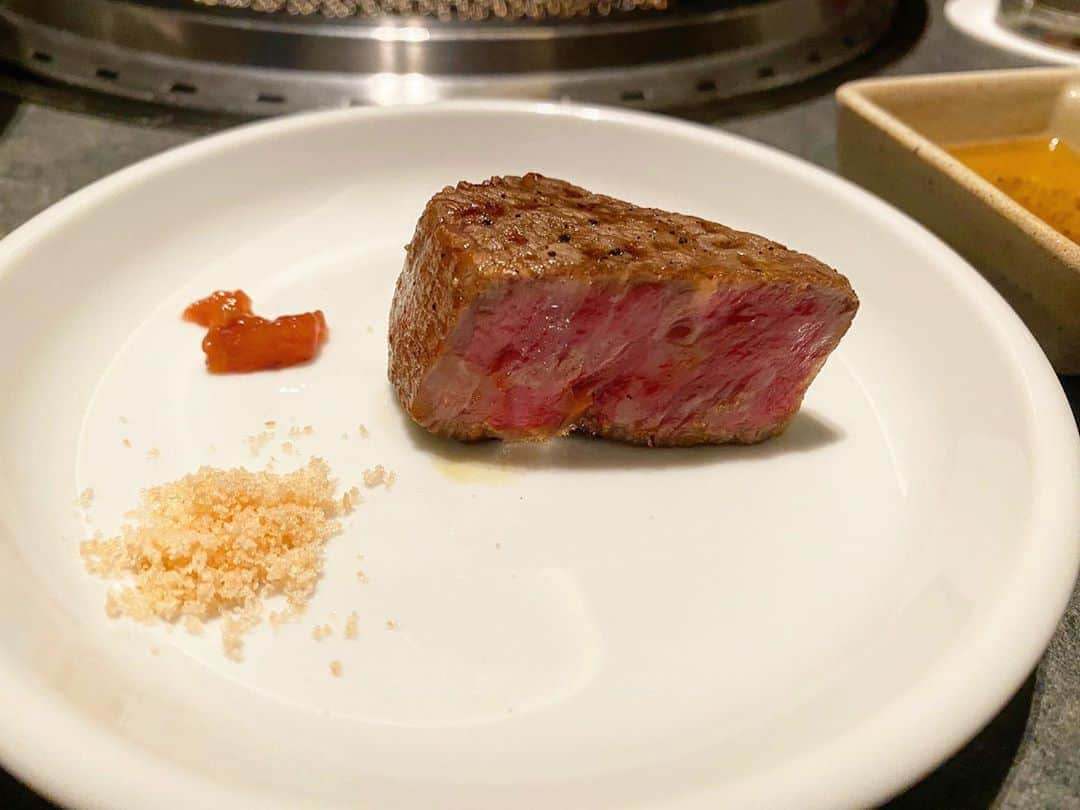 クロさんのインスタグラム写真 - (クロInstagram)「先日の幸せ時間🤤🥓﻿ ﻿ 📍焼肉膳所龍土町匠@六本木﻿ @ryudochotakumi.roppongi﻿ ﻿ 六本木駅より徒歩すぐ。﻿ 飲食店が入っていなさそうなビルなので少し分かりにくいんだけど、中へ入ると黒を基調としたシックな空間が広がっておりました〜🥺﻿ ほぼ全席高い仕切りで囲われているので、他の席を気にすることなく全力でお肉と向き合うことの出来る空間🐃💕💕﻿ ナムルから始まり、サラダ、ユッケ、肉刺し… もうこの焼きに入っていない時点でこのお店半端ない！！って分かるレベルのおいしさ🤤🤤﻿ 生のお肉を1万円のコースで2種類楽しめるの本当に嬉しすぎる👏🏽👏🏽﻿ ﻿ もちろんその後にやってくるお肉たちはどれも100点満点の美味しさで焼き方、秒数も一つ一つ丁寧に書いていてくれるのでその通りに焼いたらとっても美味しい…。﻿ ﻿ 「こんな良いお店こんなところにあったんだ！！」﻿ と味も、お肉の柔らかさも、コスパも◎◎﻿ 最後の分厚いヒレも、その厚さから想像のできないふわふわ加減で本当に幸せだった！﻿ ﻿ 〆も、デザートももちろん最高級を味わいました！！！﻿ ボリュームもたっぷり、大大大満足な焼肉でございました😭🙏🏽﻿ ここはまた絶対いくーーーー！！！！！﻿ ﻿ ■キムチとナムルの盛り合わせ ■グリーンサラダ ■牛肉のお刺身 ■ユッケ ■牛タン ■赤身2種の焼肉 ■霜降り3種の焼肉 ■シマチョウ ■牛ヒレ肉 ■お食事 　・ユッケジャンクッパ 　・クッパ 　・ビビンバ 　・匠の冷麺 　・牛筋カレー ﻿ ■デザート ﻿ ¥10,000 ﻿ #焼肉膳所龍土町匠 #六本木焼肉 #知床牛 #六本木焼肉 #焼肉ディナー #クロリサ的ディナー #焼肉ラバー #焼肉大好き #pr #トリドリベース」10月20日 13時46分 - kuro_risa