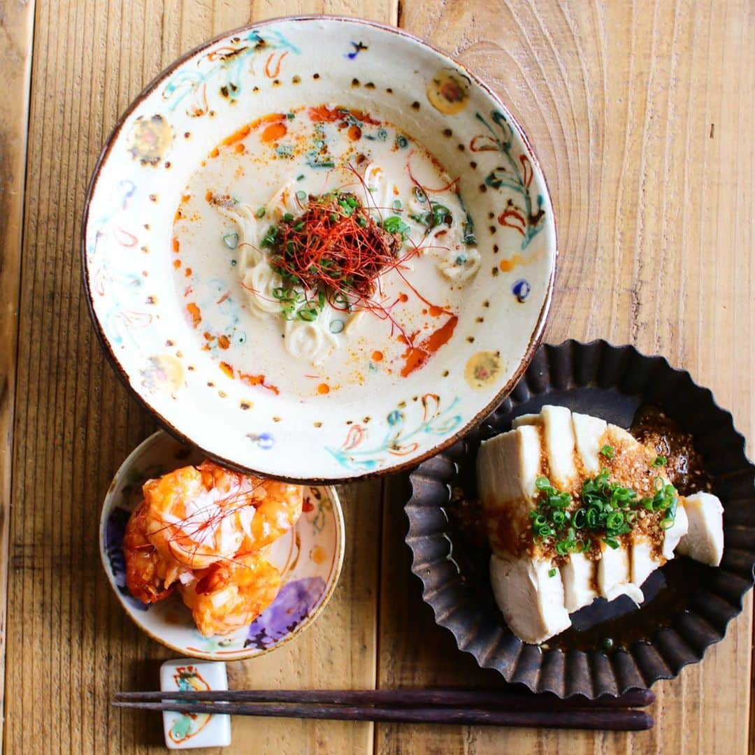 Atsukoのインスタグラム：「Today's lunch 2020.10.20 ･ ･ 坦々煮麺 エビマヨ よだれ鶏 ･ ･ この間行った店で久しぶりによだれ鶏たべたらまた食べたくなり作成。 レンジでチンするレシピ選んでつくったら少し固くなっちゃったけど、まぁいーか。笑 ラー油もっとかけたかったんだけど在庫切れたー😂😂 買ってこなくては。 ･ ･ 柴咲コウのドラマ、2話みたんだけど。 スーツの鈴木保奈美と違いすぎて困惑する上に、柴咲コウが10歳の女の子のフリしてるのが見ていて辛くなってきたので、継続するか悩む……。」