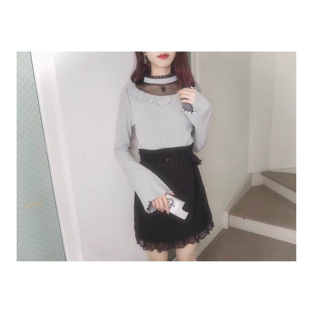 のインスタグラム：「10.20 update... #EATME #OCTOBER #NEW #ITEM . TOP画面のURLからEATME WEB  STOREをCHECK▶︎▶︎▶︎ @eatme_japan . 🌹2WAYチュールコンビリブトップ ¥7,000(＋tax) GRY.O/WHT.BLK ☑︎FREE ※10.20発売予定 . 🌹ヘムレーススカート ¥9,000(＋tax) BLK.PNK ☑︎S/M ※10.20発売予定 . #EATME_CODE #eatmejapan #イートミー」