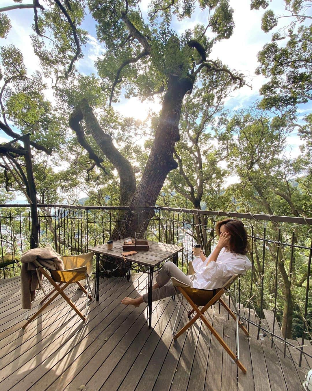 西内ひろさんのインスタグラム写真 - (西内ひろInstagram)「on the tree house🌲🌲🌲  小鳥の鳴き声とさやさや風の音と太陽があれば幸せを感じられる☀️🕊🌱  集中→リセット→集中→リセット→集中→リセット の繰り返し。  @rnratami  @hoshinoresorts.risonare  @hoshinoresorts.official   #sunrise #morning #beautifulview  #beautifulhotels  #risonareatami #risonare #hoshinoresorts #sea #hotel #朝日　#気持ち良い朝　#熱海　#熱海ホテル　#熱海絶景 #リモートワーク　#ワーケーション  #ワーケーションリゾート #ホワイトサンズ　#gotoキャンペーン  #gotoトラベルキャンペーン　#読書　#cafe #森　#森林浴　#ツリーハウス #白シャツ　#三密避けた旅」10月20日 13時43分 - 0214hiro
