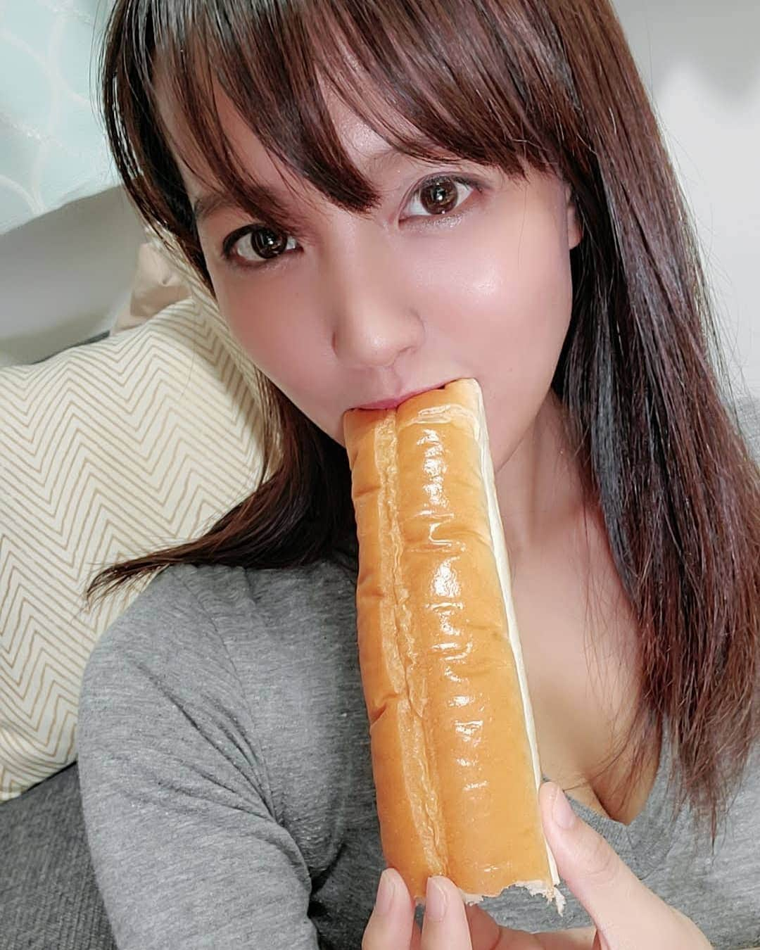 日里麻美さんのインスタグラム写真 - (日里麻美Instagram)「* ちょこっとでも主張  * ナイススティックは 両端を先に食べてから 全部食べます🥖 * * * 【販売中】 💠抑えきれない胸の鼓動 DVD & Blu-ray Amazonなどで購入できます  【TV、Web】 💠9/20 打姫オバカミーコ Abema独占配信  【イベント】 💠らいぶろ×ジャンナビ ヴィーナスカップ🀄(オンライン麻雀) みんな参加できるよ 詳しくはストーリーから * * * * #乳圧女 #ナイススティック #主張グラビア #おっぱいの大きいお姉さんは好きですか #hisato」10月20日 13時44分 - hisato.asami