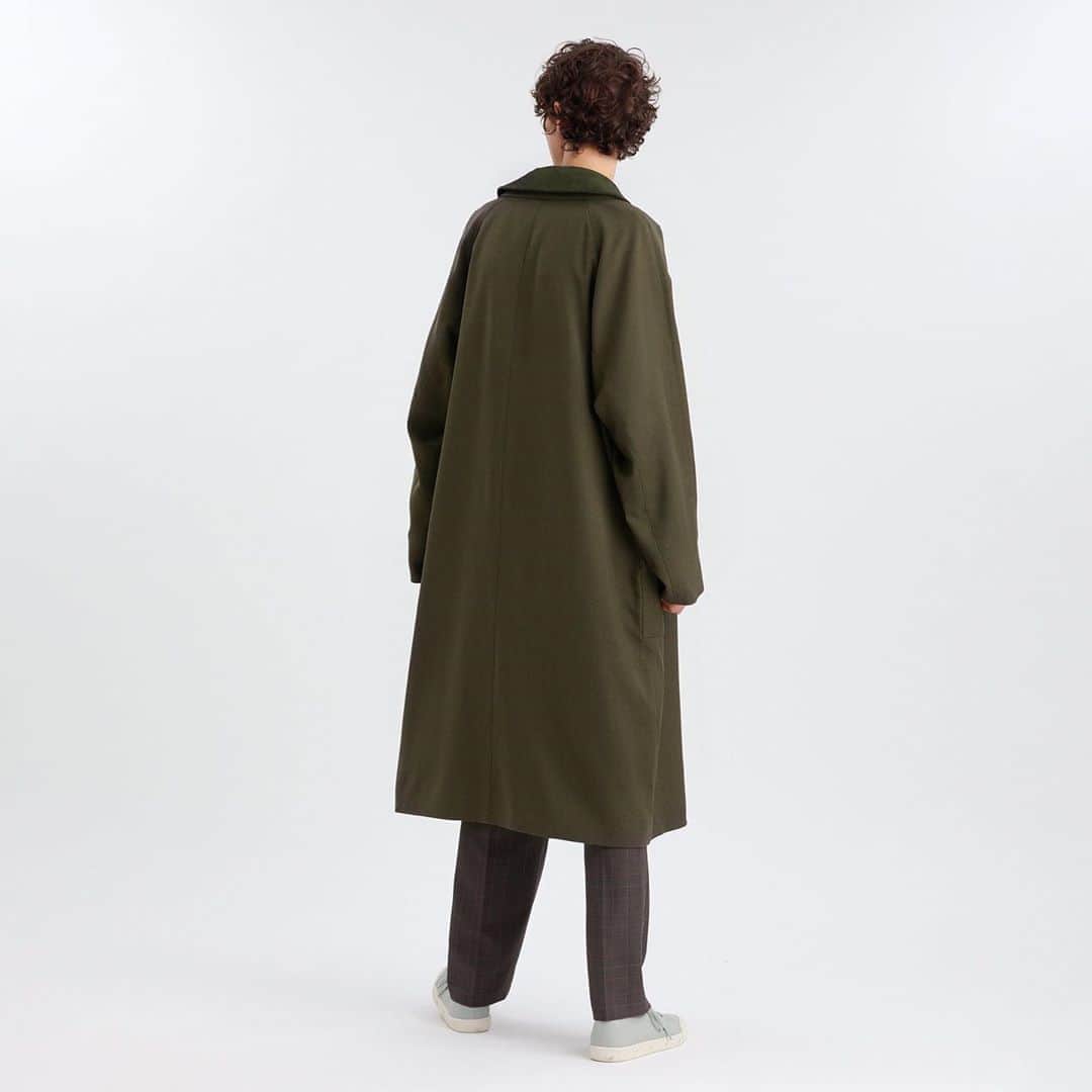 のインスタグラム：「・ FUDGE×MACKINTOSH PHILOSOPHY 【Railway coat】  英国の鉄道員が羽織っていたコートに着想を得たレイルウェイコート。英国ムードたっぷりのコーデュロイ衿は取り外し可の２WAY仕様。シンプルなデザインながら存在感のある佇まいのコートです。  今年のHOLIDAY CIRCUSのテーマ「EVER GREEN」に合わせたモスグリーンのスペシャルエディションにも注目です。  「Holiday Circus 」@ MP STORE 二子玉川ライズS.C.    10月23日(金)～10月26日(月)」