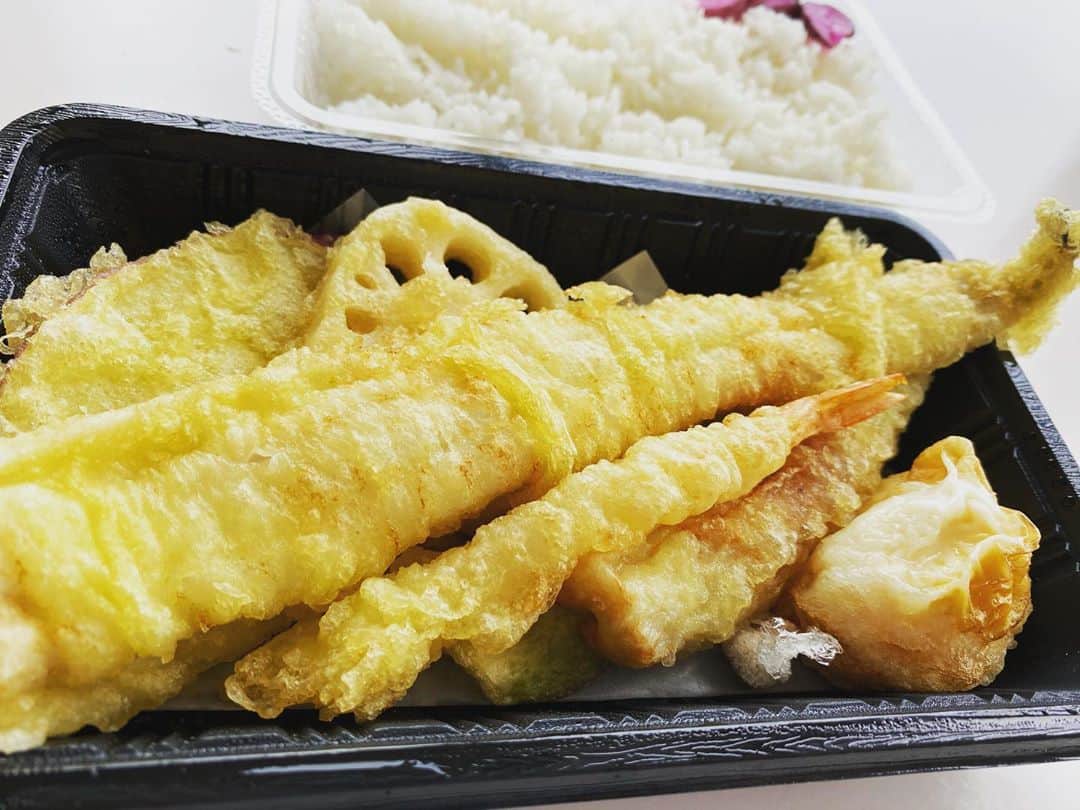 倉橋友和のインスタグラム：「【名古屋テイクアウト 93】天ぷらとワイン 小島（金山） 名駅・柳橋中央市場で人気の店が金山エリアに7月オープン。連日賑わう店で天ぷらめし弁当（上）をテイクアウト🍤穴子の存在感は言わずもがな、プリプリ食感の海老、職人の技を感じる半熟卵を楽しむ至福の時間…ですが、そんな天ぷらオールスターズの中で脇役かと思っていた、ちくわの天ぷらにビックリ！私、生まれてから食べたちくわ天の中で一番美味しかったです！  名古屋市中区金山1-4-4 第9タツミビル 1F 052-321-2870  #テイクアウト #金山テイクアウト #名古屋テイクアウト #天ぷら #海老天 #穴子天 #半熟玉子 #ちくわ天 #天ぷらとワイン小島 #おうち時間 #おうちご飯 #メーテレ #アナウンサー #倉橋友和 #倉めし #倉めしテイクアウト #3密を避けて #stayhome #stayathome #コロナに負けるな」