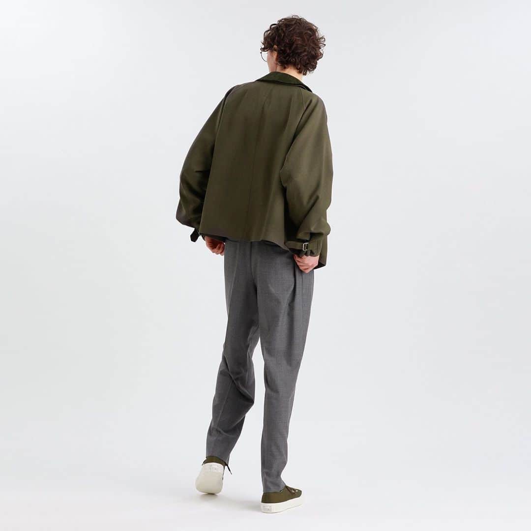 のインスタグラム：「・ FUDGE×MACKINTOSH PHILOSOPHY 【Rusper】  MACKINTOSH PHILOSOPHY GREY LABELの今季の新作ジャケット「Rusper(ラスパー)」。肩周りをコンパクトに見せるラグランスリーブ、丸みのある衿、袖口のスリーブタブによる柔らかいフォルムが特徴。 取り外し可能なコーデュロイ衿をプラスで付けたホリデーサーカス特別仕様となっています。  「Holiday Circus 」@ MP STORE 二子玉川ライズS.C.  10月23日(金)～10月26日(月)  MPSTORE #MACKINTOSHPHILOSOPHY  #GREYLABEL #MPストア #エムピーストア  #マッキントッシュフィロソフィー #グレイラベル #MACKINTOSH  #マッキントッシュ #2020  #HolidayCircus #ホリデーサーカス #Fudge #Collaboration #コラボ #Unisex #ユニセックス . #Tokyo #Futakotamagawa #RISE」