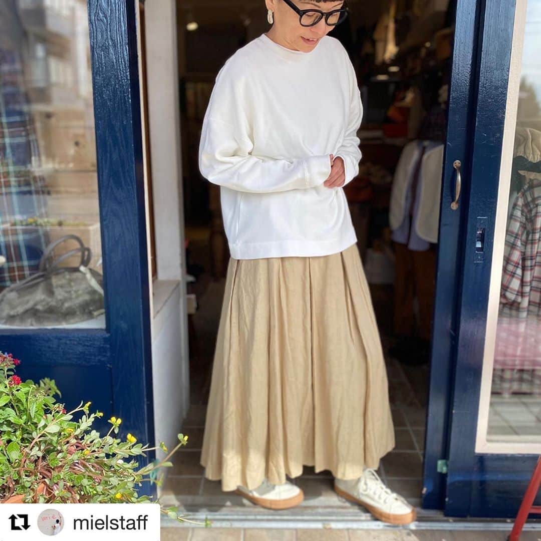のインスタグラム：「#Repost @mielstaff with @get_repost ・・・ いずみの部屋アップしました！  今日はホワイトスウェットに スポットをあててスタイリング組みました！  どれかは今日の私服です❤️ さて問題です！ 今日の私の私服はどの子でしょうか〜🤣  #veritecoeur #archandline  #rfw#veritecoeurcopains #gauze  @veritecoeur_atelier  @rfwtokyo  @veritecoeur_copains  @gauze_000  @arch_and_line_official」