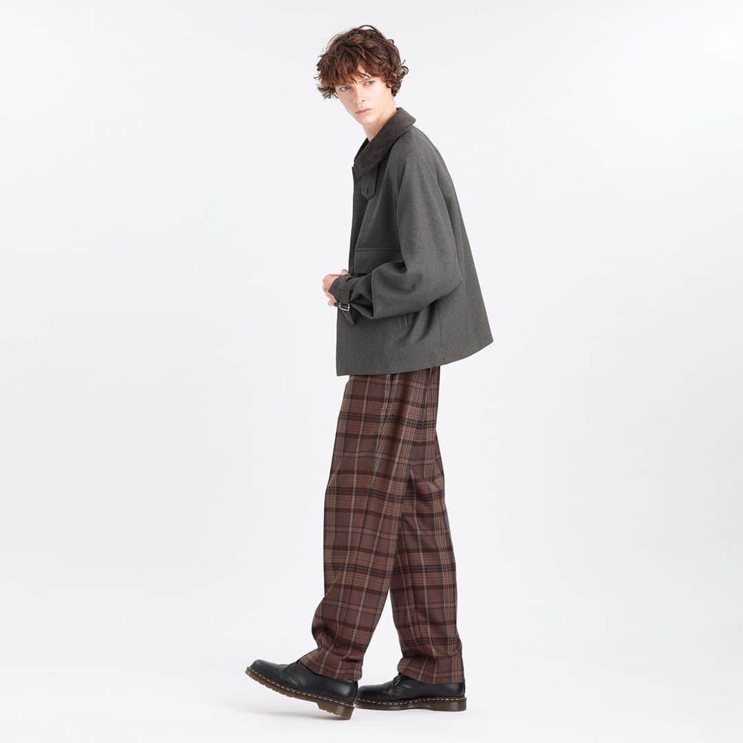 のインスタグラム：「・ FUDGE×MACKINTOSH PHILOSOPHY 【Rusper】  MACKINTOSH PHILOSOPHY GREY LABELの今季の新作ジャケット「Rusper(ラスパー)」。肩周りをコンパクトに見せるラグランスリーブ、丸みのある衿、袖口のスリーブタブによる柔らかいフォルムが特徴。 取り外し可能なコーデュロイ衿をプラスで付けたホリデーサーカス特別仕様となっています。  「Holiday Circus 」@ MP STORE 二子玉川ライズS.C.  10月23日(金)～10月26日(月)  MPSTORE #MACKINTOSHPHILOSOPHY  #GREYLABEL #MPストア #エムピーストア  #マッキントッシュフィロソフィー #グレイラベル #MACKINTOSH  #マッキントッシュ #2020  #HolidayCircus #ホリデーサーカス #Fudge #Collaboration #コラボ #Unisex #ユニセックス . #Tokyo #Futakotamagawa #RISE」