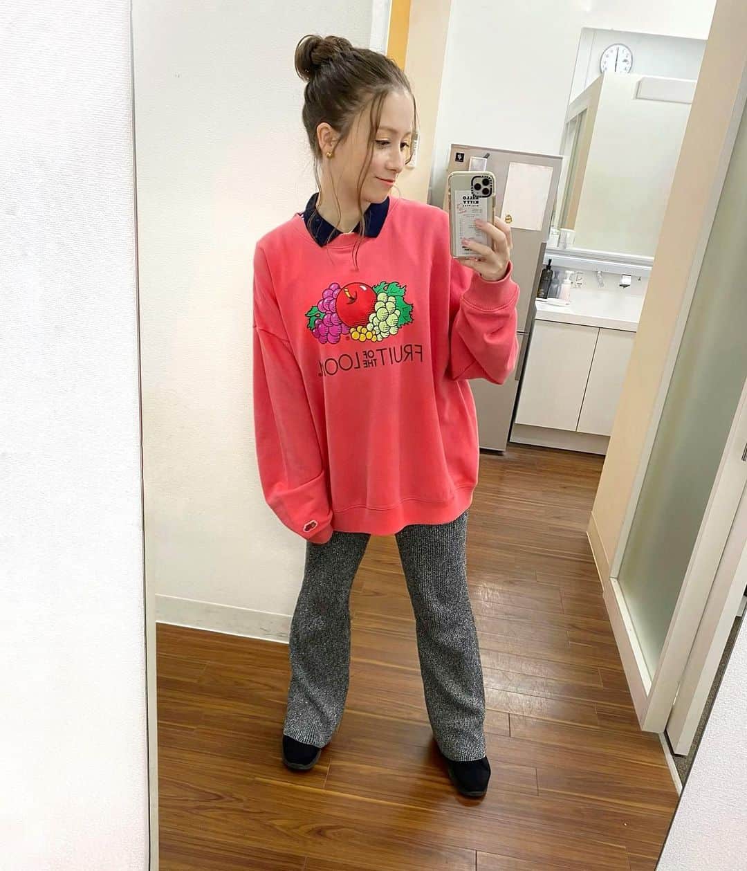 ドーキンズ英里奈のインスタグラム：「いまたまコーデ👗 ⠀ 涼しくなってきたのでパーカー！！ @fruitoftheloom の旬の林檎で染められた服🍎 ⠀ 襟をだして、 カジュアルすぎない様にしてみました◎ ⠀ ボトムスはストレッチがきくパンツ シルバーの糸がいい感じでしょ☺️ ⠀ ⠀ ⠀ ⠀ #いまたま#fruitoftheloom @fruitoftheloom_japan  #りんご染め#パーカーコーデ #パーカー女子」