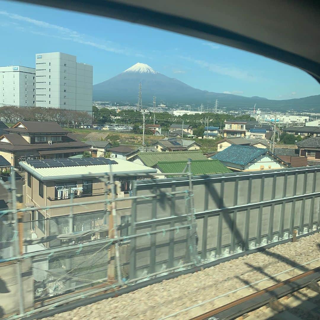峰岸ふじこのインスタグラム：「これって　#富士山　？ #新幹線🚄　なう」