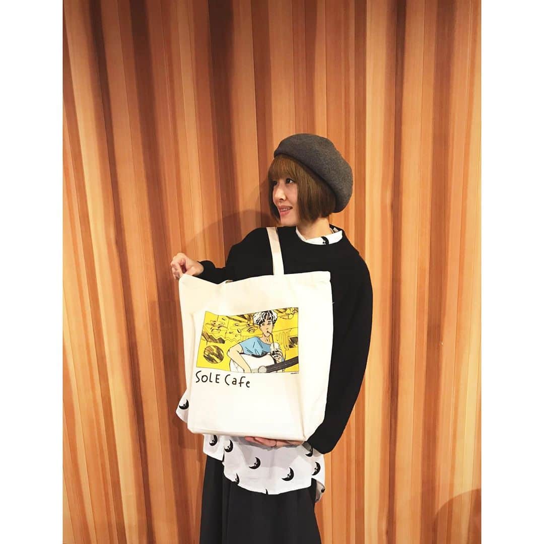 奥村愛子のインスタグラム：「* 事務所でとある撮影をしてきました。  撮影内容とは関係ないんだけど この大きめトートバッグ、京都のSOLE CAFEの20周年グッズなの。 何度かライブさせてもらった素敵なお店。 （ここからネットショップ飛べるかな？→ @solemurata）  かわいいし、がしがし使っています。 お買い物にも使える。 マチが結構あるから、お肉のパックも横にしないで入れられるのよ。 またSOLE CAFE行きたいな〜❁  #solecafe」