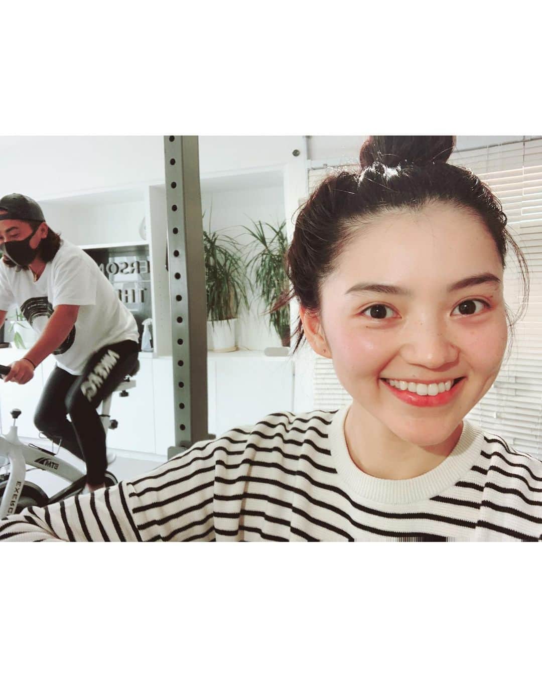 高原愛のインスタグラム：「今日も朝からS根トレ🍑 @jun_esune  お団子スッピン😌朝からヘトヘトになりました😆💪ありがとうございました❤︎  #workout#gym#gymmotivation#training#parsonaltraining#hip#abs#パーソナルトレーニング#ジム#トレーニング#桃尻#腰痛予防#身体改造#ストレッチ#インナーマッスル#インナーケア#感謝#❤️」