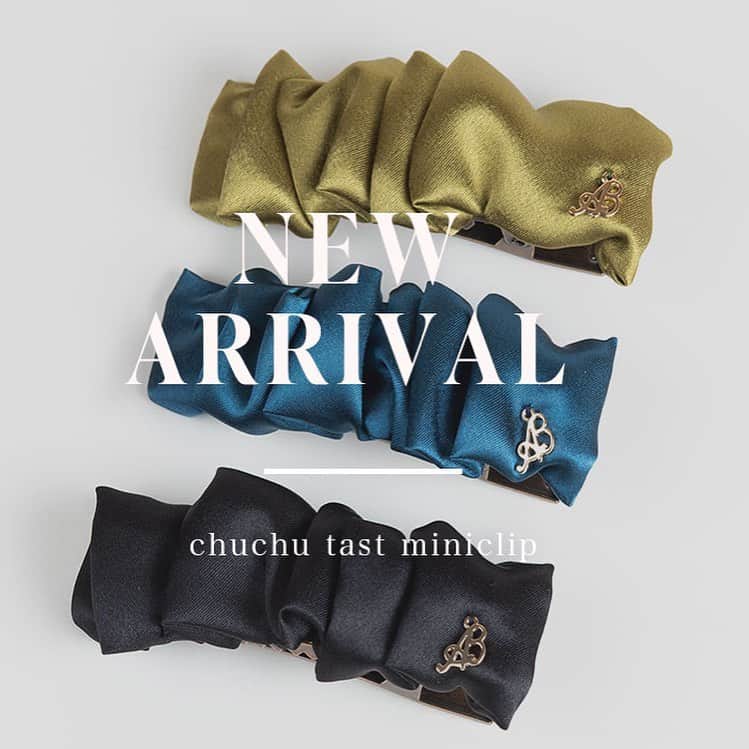 のインスタグラム：「【Coming soon】 明日10月21日（水）21:00より発売start  「シュシュテイストミニクリップ」 Color：Green／Blue／Black  現在発売中のシュシュテイストバナナクリップをミニクリップにしました。 しっかりとしたクリップなので、使い方も多数アレンジ可能。 バレッタのようにハーフアップでアレンジを楽しんだり、耳の上の髪をとめてラフにアレンジを楽しんだり。ヘアアレンジのアクセントにして使うのもオススメ。さっと簡単におしゃれアレンジをお楽しみいただけます。バレッタと違い装着も楽な点がポイントです！  明日、10月21日（水）21:00より販売start。 着用画像も明日アップいたしますのでお楽しみに。  @angebloom_official #ヘアアクセ#ヘアアレンジ#ヘアクリップ#ヘアクリップアレンジ#簡単ヘアアレンジ #ポニーテールアレンジ#セルフヘアアレンジ#ヘアアレンジ練習中#ヘアアクセサリー#大人可愛い#ヘアアレンジ好きな人と繋がりたい#ママヘア#お仕事ヘア#バレッタアレンジ#ハーフアップ#時短ヘアアレンジ」