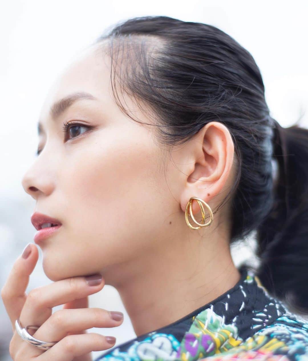 花盛友里のインスタグラム：「Shooting for @osaji 沖縄に引っ越しちゃった大好きなしほちゃんと、また撮影で会えて嬉しかったー！ 話足りなすぎたけども、、とにかくとにかく双子の子育てしてるとは思えないお肌の綺麗さでデータ処理しながら、綺麗すぎやろ！って呟いてしもうたよ。  そんなしほとゃんのお肌の秘密のインタビュー載ってるのでぜひみてみてね。 @osaji__」