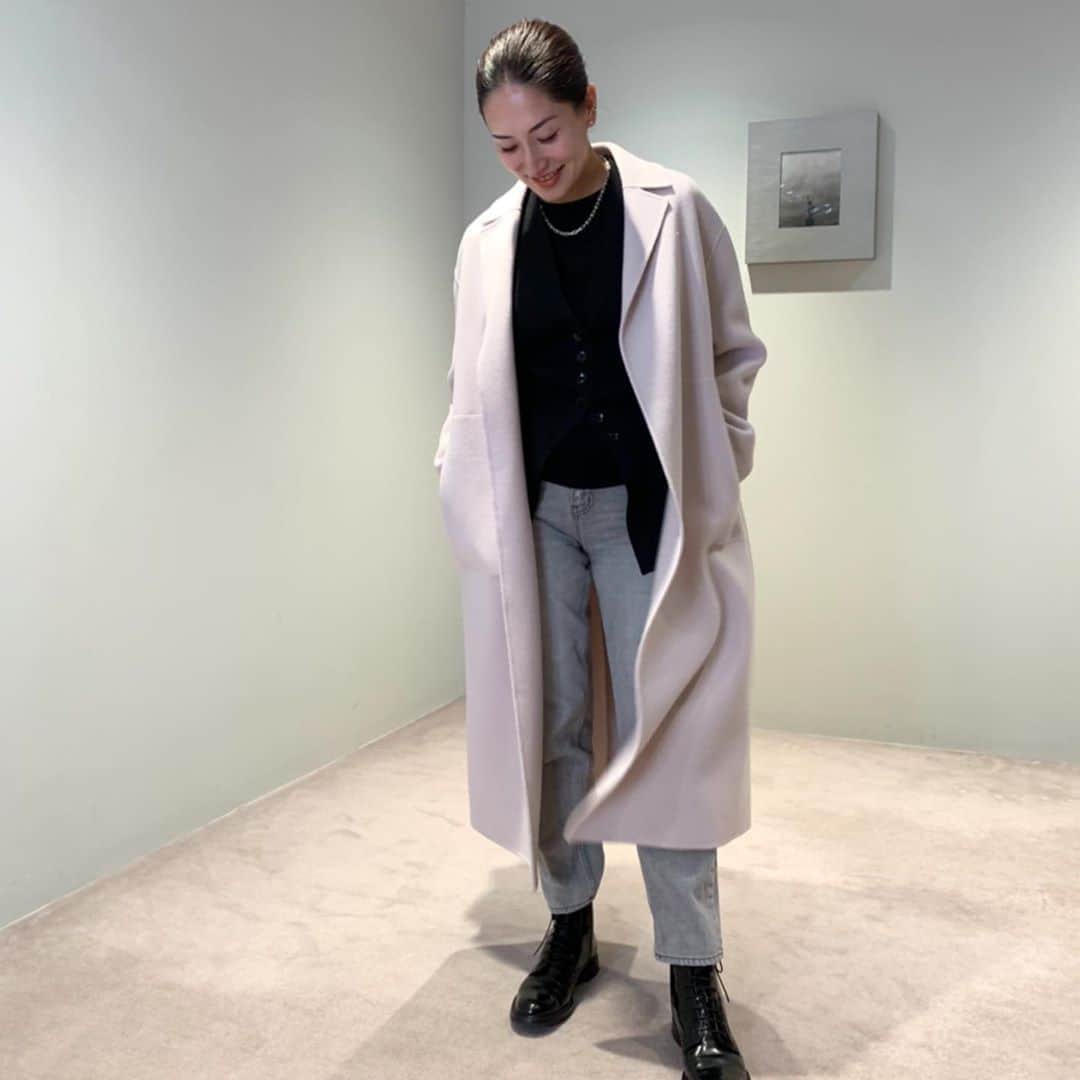 亀恭子のインスタグラム：「STYLEVOICE.COM （@stylevoice_official） ×@kame_kyo 昨日インスタライブをしました。  デビュー当時から個人的にも大好きな @stunninglure   今期ヒットのレジェンドコート。 スタイルボイス別注カラー/ピンクベージュ の魅力をご紹介❤︎  限定数の中、 早速昨日何枚かお嫁にいったそうです。  すっかり秋らしく寒くなって、 アウターの準備が気になるところ。  皆さま、お早めに^ ^  STYLEVOICE.COM(@stylevoice_official ） から是非チェックしてください  #stylevoice #スタイルヴォイス #2020fw #stunninglure」