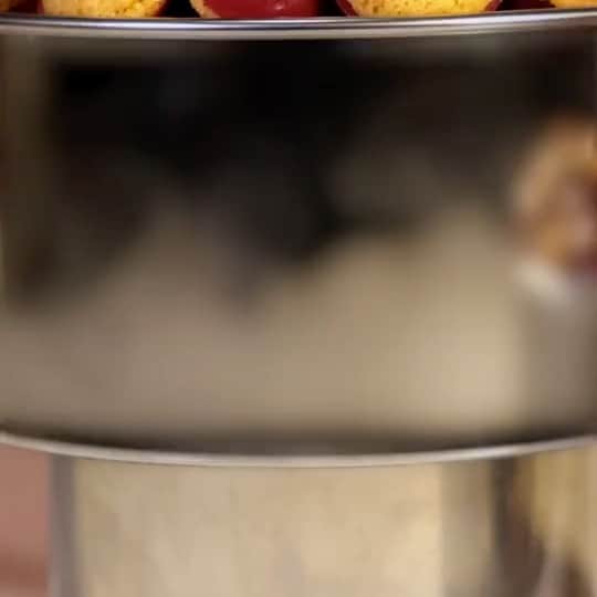 ショコラ de イースター by Valrhonaのインスタグラム：「<<　プロフェッショナル限定　>> 「ヴァローナ オンライン特別講習会」 第一回 ～ディスカバリー・ボックス～ . 詳しくはPeatixのイベントページにて https://valrhona-discoverybox.peatix.com   ◼ 参加費 ：5,500 円（税込） ◼ 申込締切 ：2020 年10 月30 日 （金）PM12:00　※数量限定 . . #valrhonadiscoverybox #travelcake #ヴァローナ #エコールヴァローナ東京 #パティシエ #パティスリー #チョコレート #クーベルチュール #ショコラ #ショコラティエ #カカオ#Valrhona #ecolevalrhona #ecolevalrhonatokyo #chocolatier #chef #pastrychef #patissier #patisty #chocolate #cacao」