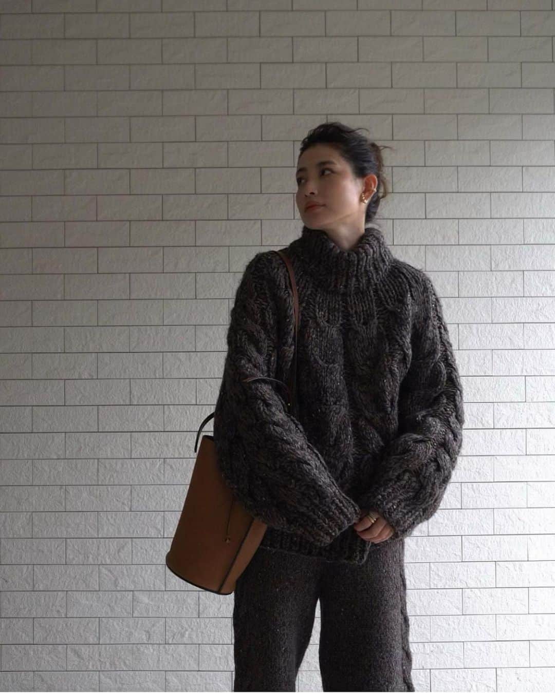 JUNNAのインスタグラム：「ニットアップ🧶  今週発売の新作  お気に入りのニットアップ🧶  タートルネックケーブルニットプルオーバー と サイドケーブルニットパンツ  #2020ETRE_AW  【新作発売スケジュール】 📍ルミネ新宿店　毎週木曜日 📌ETRÉ TOKYO  毎週木曜日19:00 📌ZOZOTOWN  毎週金曜12:00 📌ELLESHOP  毎週土曜19:30  #秋メイク#ニット#秋#冬#冬コーデ #ヘアカラー #ヘアスタイル#ヘア#ヘアケア#メイク#リップ#アディクション #コスメ#スキンケア#ベースメイク#保湿ケア#肌ケア#YouTube#bobbibrown#celvoke#uzu#aesop#ysl#yslbeauty#diormakeup #dior#narscosmetics#loewe」