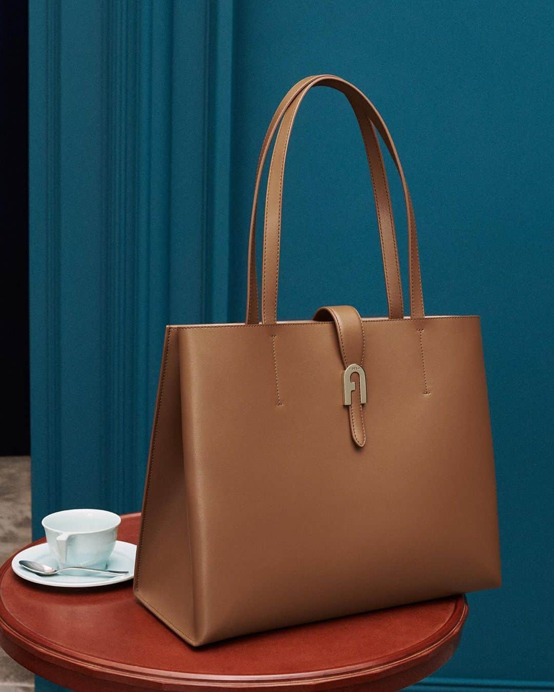 フルラのインスタグラム：「The Furla Sofia L Tote carries the essentials for every opportunity with ease. Place it in your life.  Creative Direction: Magnus Berger & Tenzin Wild @thelast_universe Photographer Director: @giampaolosgura Stylist: @sissy.vian Hair Stylist: @francogobbi1 Make up: @cosettagiorgetti  #thefurlasociety #furlafeeling #newcollection #furla #accessories #fashion」