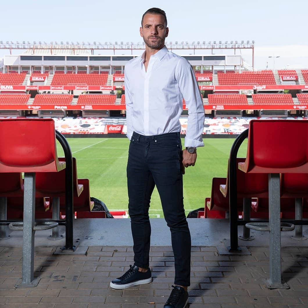ロベルト・ソルダードのインスタグラム：「Hola granadinistas, quiero deciros que he dado positivo por COVID. Me duele mucho no poder estar junto a mis compañeros en estos partidos tan especiales, pero me encuentro bien y desde casa animaré como uno más. Desde hoy cuento ya los días para volver y disfrutar de nuevo con todos vosotros. Vamos mi Granada! Más que nunca.... ETERNA LUCHA 💪🏽」