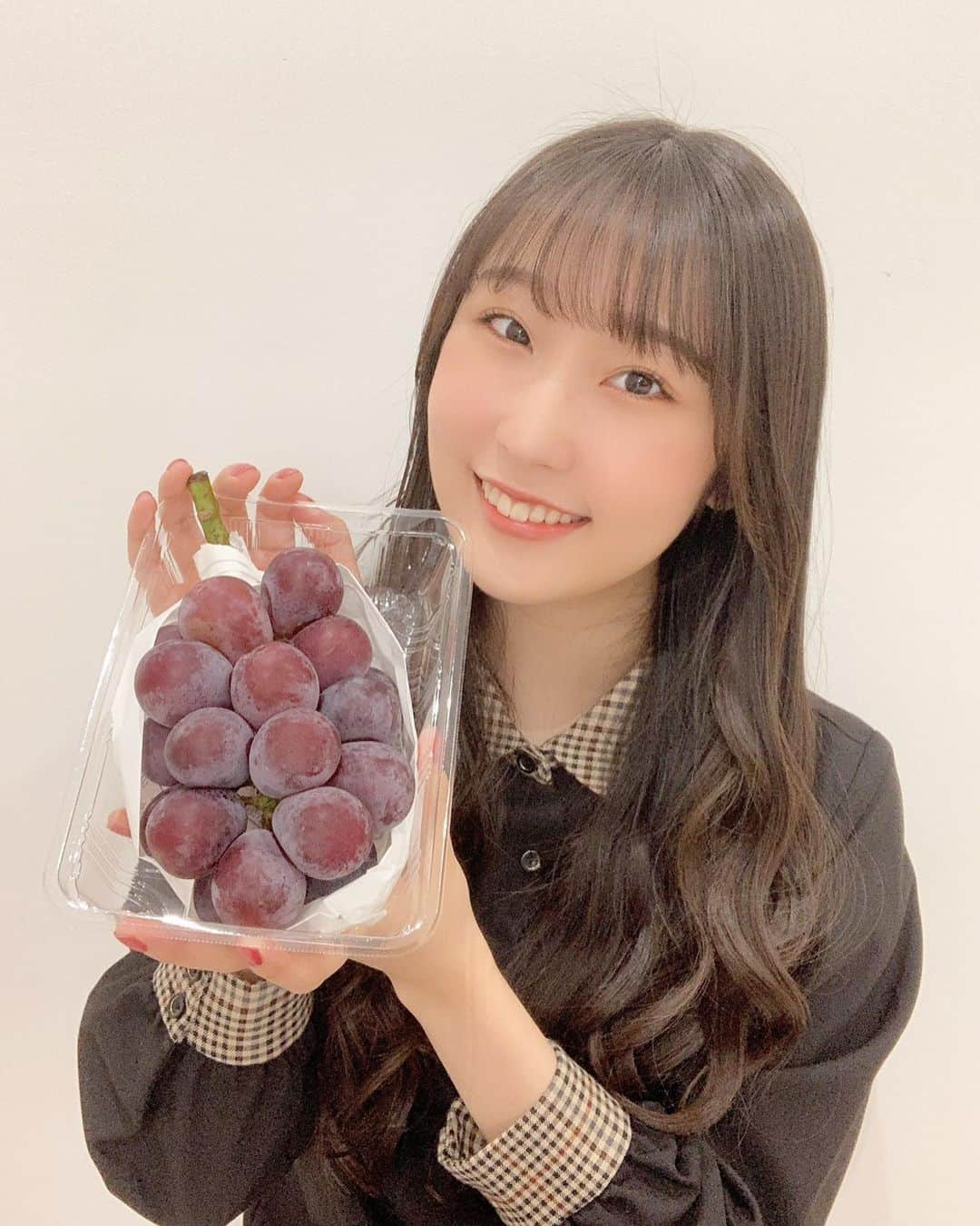 段原瑠々さんのインスタグラム写真 - (段原瑠々Instagram)「🍎🍇  お母さんがフルーツたくさん送ってくれました！ うれしい〜☺️  #juicejuice #段原瑠々 #フルーツ #りんご #梨 #ぶどう #ピオーネ #大好き」10月20日 19時43分 - ruru_dambara.official