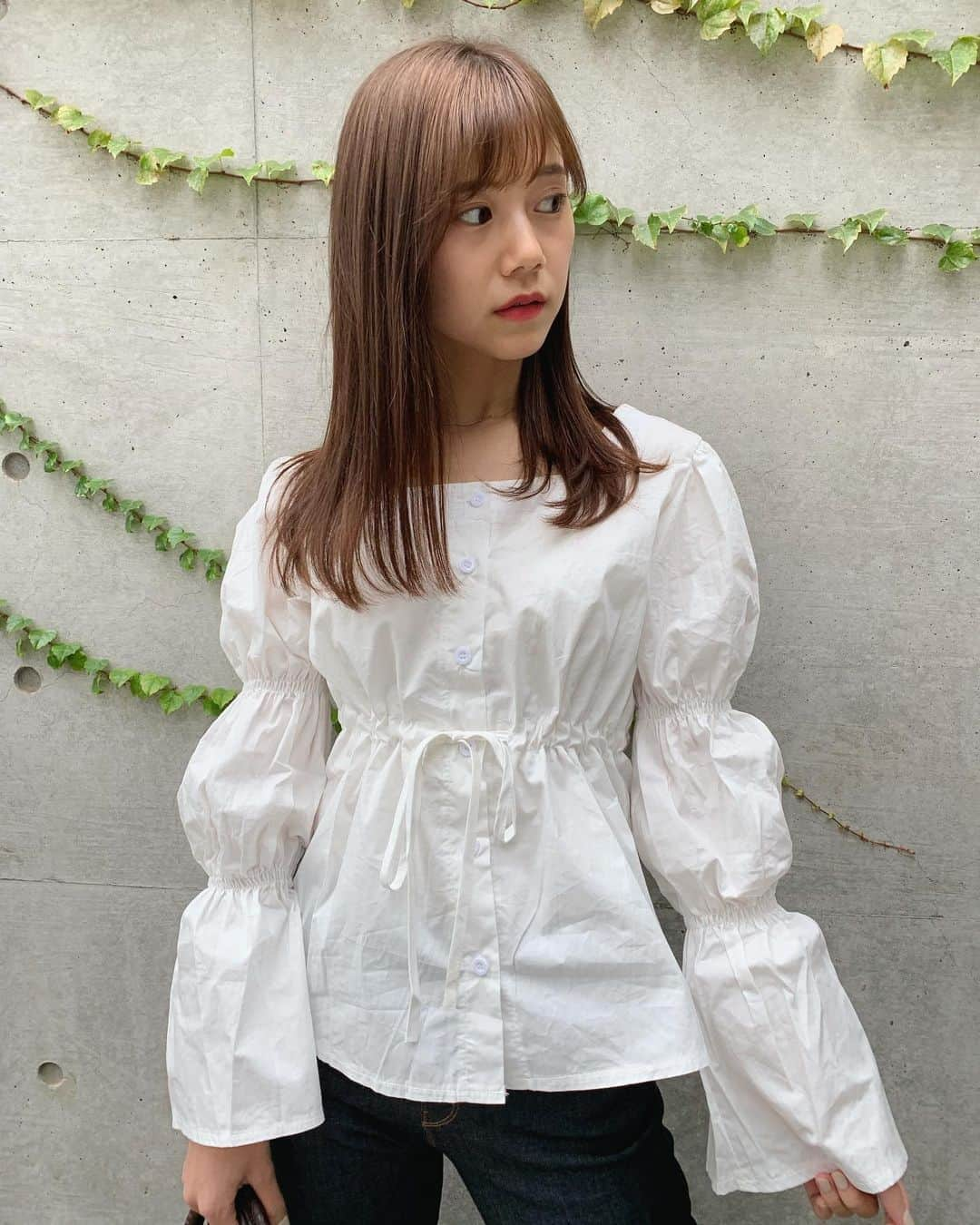 今井美桜さんのインスタグラム写真 - (今井美桜Instagram)「＊ コーデ👗  デコルテが少し見えて、 ウエスト絞れるトップスは骨格ウェーブさんにぴったり👏 丈感的にも腰周り隠れるから◎  #骨格ウェーブ  #ウェーブ  #骨格診断」10月20日 19時44分 - mio_ima49