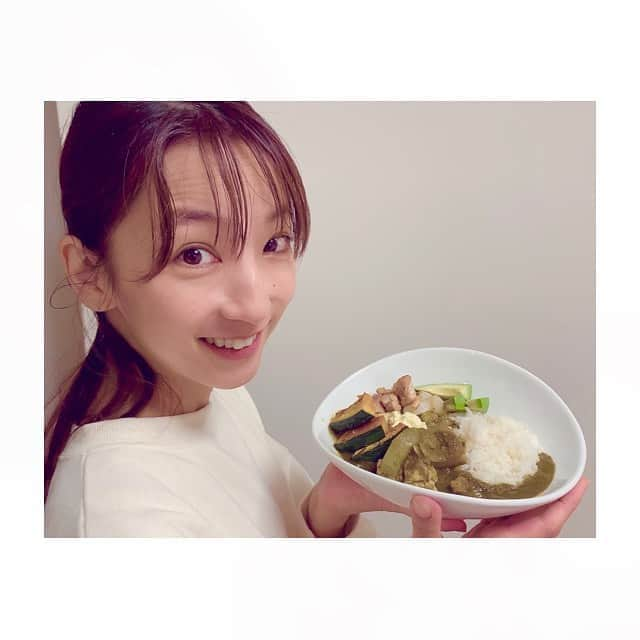 谷口あかりさんのインスタグラム写真 - (谷口あかりInstagram)「﻿ ﻿ ﻿ ﻿ またまた﻿ ズボラ料理♥﻿ ﻿ ﻿ カレーの内容量の80パーセントが﻿ ほうれん草の﻿ ﻿ 野辺山ほうれん草カレーペースト﻿ @nobeyama_spinach﻿ ﻿ ﻿ ペーストとお水と﻿ 好きな具材でグツグツするだけ( ¨̮ )﻿ ﻿ ﻿ 色々野菜が食べたくて﻿ 具沢山にしちゃいました♥﻿ ﻿ ﻿ クリームチーズとの相性が﻿ 最高！！﻿ ﻿ ﻿ スパイスの辛さと﻿ レモンの爽やかな風味が﻿ クセになる( ๑⃙⃘￣꒳​￣๑⃙⃘)﻿ ﻿ ﻿ 翌朝は﻿ トーストにのっけて♥♥﻿ ﻿ ﻿ ペーストだから﻿ アレンジ料理にもいいなぁ﻿ ﻿ ↓↓↓﻿ ﻿ @nobeyama_spinach﻿ ﻿ ﻿ ﻿ #野辺山ほうれん草 #野辺山 #ほうれん草カレー #フードロス #アウトドア #農業 #マクアケ #pr #トリドリベース #食スタグラム #デブスタグラム ﻿ #tokyo #japan  #Smile #モデル #model #被写体  #ポートレートモデル  #instaportrait #insta #instagram #instapic #インフルエンサー  #インスタグラマー #instgood  #influencer #サロンモデル  #instagrammer #女優 #劇団四季」10月20日 14時23分 - akari.taniguchi