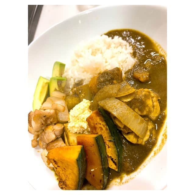 谷口あかりさんのインスタグラム写真 - (谷口あかりInstagram)「﻿ ﻿ ﻿ ﻿ またまた﻿ ズボラ料理♥﻿ ﻿ ﻿ カレーの内容量の80パーセントが﻿ ほうれん草の﻿ ﻿ 野辺山ほうれん草カレーペースト﻿ @nobeyama_spinach﻿ ﻿ ﻿ ペーストとお水と﻿ 好きな具材でグツグツするだけ( ¨̮ )﻿ ﻿ ﻿ 色々野菜が食べたくて﻿ 具沢山にしちゃいました♥﻿ ﻿ ﻿ クリームチーズとの相性が﻿ 最高！！﻿ ﻿ ﻿ スパイスの辛さと﻿ レモンの爽やかな風味が﻿ クセになる( ๑⃙⃘￣꒳​￣๑⃙⃘)﻿ ﻿ ﻿ 翌朝は﻿ トーストにのっけて♥♥﻿ ﻿ ﻿ ペーストだから﻿ アレンジ料理にもいいなぁ﻿ ﻿ ↓↓↓﻿ ﻿ @nobeyama_spinach﻿ ﻿ ﻿ ﻿ #野辺山ほうれん草 #野辺山 #ほうれん草カレー #フードロス #アウトドア #農業 #マクアケ #pr #トリドリベース #食スタグラム #デブスタグラム ﻿ #tokyo #japan  #Smile #モデル #model #被写体  #ポートレートモデル  #instaportrait #insta #instagram #instapic #インフルエンサー  #インスタグラマー #instgood  #influencer #サロンモデル  #instagrammer #女優 #劇団四季」10月20日 14時23分 - akari.taniguchi