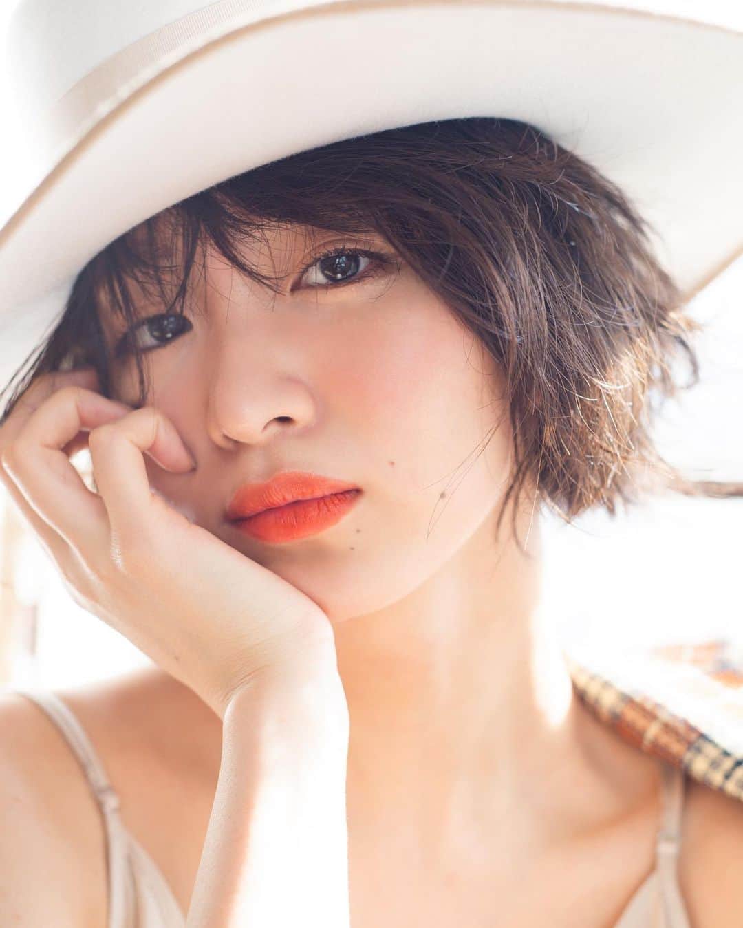 花盛友里のインスタグラム：「Shooting for @ray.magazine   おかざきさえちゃん♡！ 鈴木愛理ちゃんとの相互プロデュースのこの企画。 撮影中も愛理ちゃんも来ていて、編集長としてディレクションしてくれたよ。 とにかく2人が仲良くて、本当に本当に素敵な友情やないかー！！！っておばちゃん嬉しかった楽しかったでやんす。  愛理ちゃんの撮影の方はさえちゃんがプロデュース！ 面白いよねー！是非見てみてくださいませ♡  ありがとううう♡ 10/23発売だよー！」