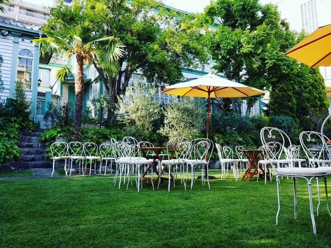 のインスタグラム：「＊ @sassoon_weddingplace ＊ ・ サッスーン邸のプライベートガーデンでは、挙式はもちろんゲストとご一緒に記念写真撮影も📸またパーティ終盤のティータイムをガーデンで過ごしていただき、特別な空間で非日常を味わっていただけます✨  #サッスーン邸 #神戸北野サッスーン邸 #神戸結婚式 #北野結婚式 #北野異人館 #関西結婚式場 #結婚式準備 #花嫁準備 #プレ花嫁 #貸切ウエディング #神戸花嫁 #異人館ウェディング #ナチュラルウェディング #異人館 #歴史的建造物 #アンティークウェディング #邸宅ウェディング #桜#北野異人館 #ウェディングパーティー #家族ウエディング #ゲストハウスウェディング #神戸デート#ブライダルフェア」